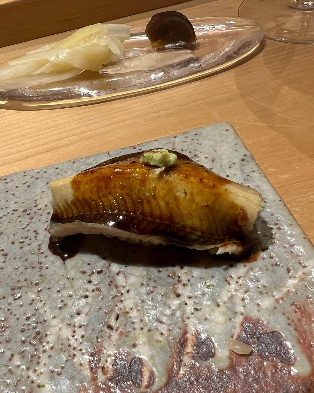 川島幸美さんのインスタグラム写真 - (川島幸美Instagram)「魚貝を堪能🍣 一口で食べきれないボリュームと 濃厚な甘みの北海道の牡丹エビ🦐 現地でいただくより美味しい😙笑 数日寝かすのがポイントみたいです。 利尻のウニや、のどぐろも最高でした🙏  ネタに合わせ、シャリの温度を変えたり、 混ぜるお酢の種類を変える拘り✨ 絶妙な塩加減、醤油加減で握ってくださるから そのままいただけるのも嬉しい☺️  お魚はもちろん、お野菜も、 その命に感謝していただくということを ここ最近特に深く感じています✨ご馳走様でした🙏」8月29日 19時49分 - yukimikawashima