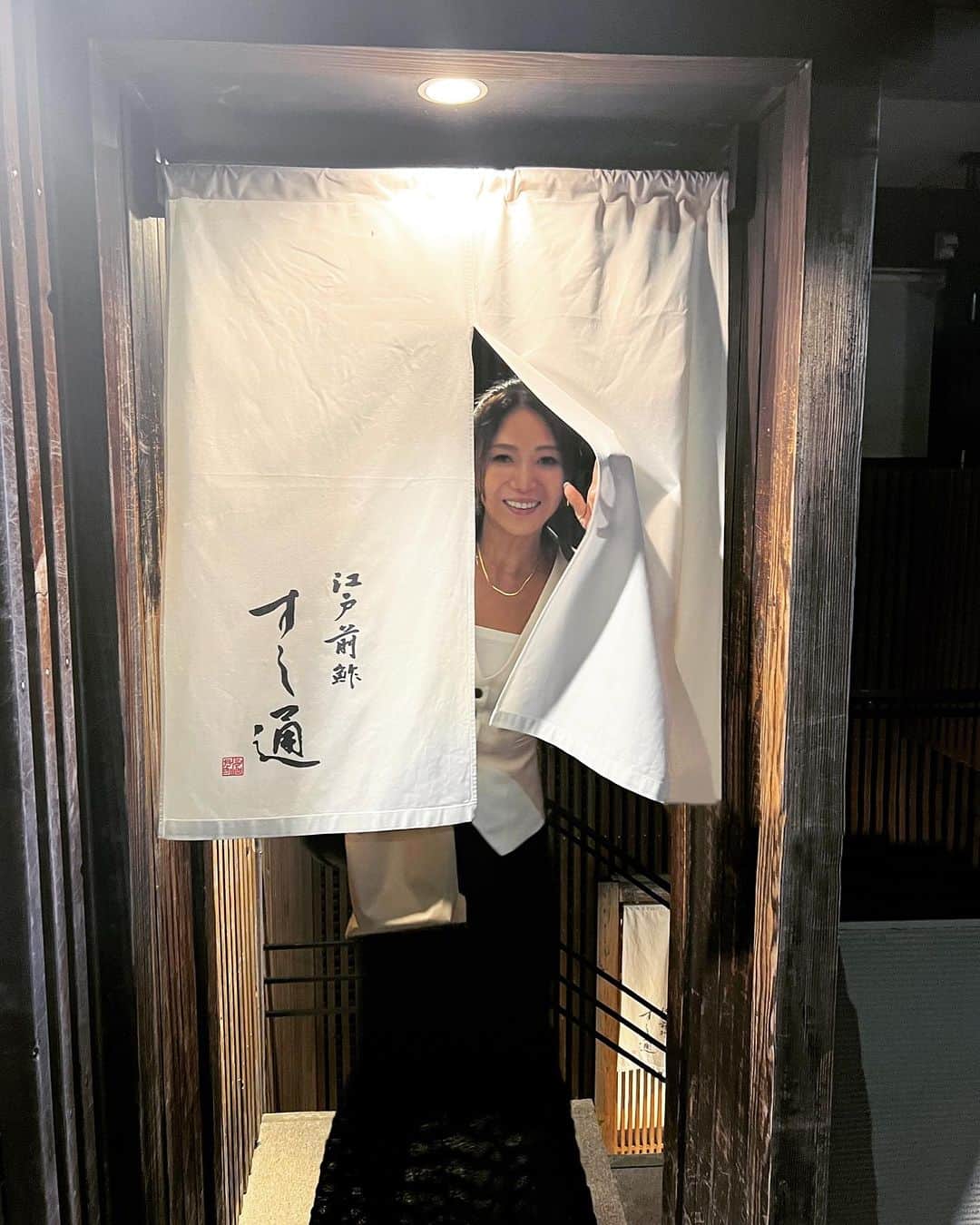 のインスタグラム：「魚貝を堪能🍣 一口で食べきれないボリュームと 濃厚な甘みの北海道の牡丹エビ🦐 現地でいただくより美味しい😙笑 数日寝かすのがポイントみたいです。 利尻のウニや、のどぐろも最高でした🙏  ネタに合わせ、シャリの温度を変えたり、 混ぜるお酢の種類を変える拘り✨ 絶妙な塩加減、醤油加減で握ってくださるから そのままいただけるのも嬉しい☺️  お魚はもちろん、お野菜も、 その命に感謝していただくということを ここ最近特に深く感じています✨ご馳走様でした🙏」