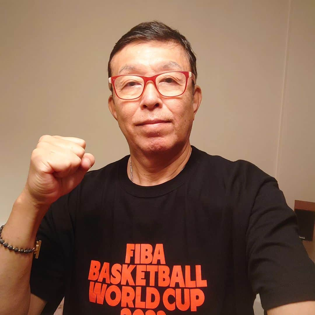 田畑祐一さんのインスタグラム写真 - (田畑祐一Instagram)「今日は「肉の日」 そしてFIBAワールドカップ2023日本対オーストラリアの日です。🇯🇵🏀🇦🇺  そこで今夜のメニューは「ゴーヤーチャンプルー」と「軟骨ソーキソバ」  ソーキはお肉屋さんで軟骨を買ってきて、鰹節で出汁を取り、泡盛と黒糖で味付けをした気合い充分な作品です（笑） 更に出汁を取った鰹節はゴーヤーチャンプルーの具にプラス。ソーキを下茹でした煮汁はソバのスープに使いました。  さあ、お腹いっぱい元気百倍。この思いが沖縄に届きますように！  ガンバレ！ニッポン！」8月29日 20時02分 - tabatayuichi