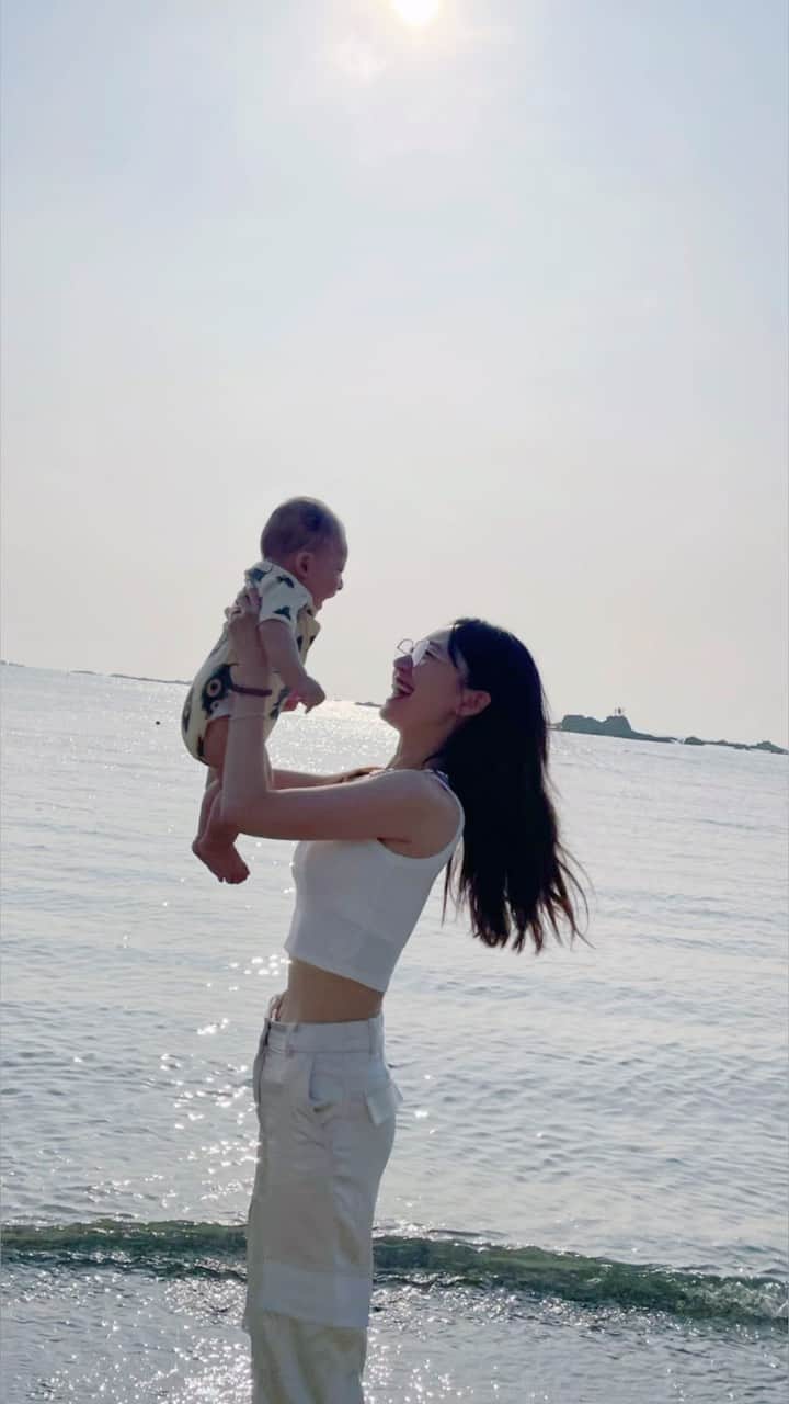 のインスタグラム：「-初めての海は夕日を見ながら-  夏ももうすぐ終わり☀︎たのしそうなお顔が見たくて、小さなことでも毎日"あたらしい"を試したり、見たり、聞いたりしながら息子の"好き"をいっぱい探してます🤍  夕方の海は、風も心地よくって、色も綺麗で、ゆったりで、気持ちよかったなぁ//  #mizukifamily_ #summer #sea #sunset #夏休み #男の子ママ #男の子ベビー #赤ちゃんのいる生活 #海 #夕日」
