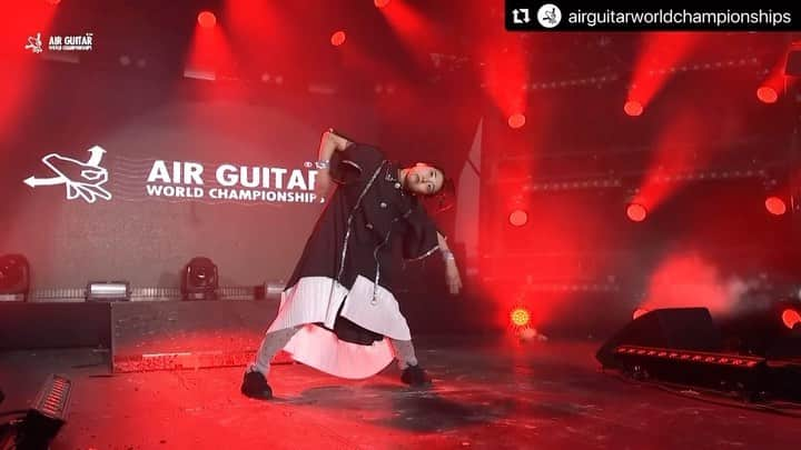 名倉七海のインスタグラム：「🫀🧸🤖 《Air Guitar World Championships 2023》  1st roundは 自分で1から作ったパフォーマンス ( 曲選び、編集、衣装、構成、振り付けなど… )  今年はマリオネット(操り人形)をテーマに パフォーマンスを作りました。  2nd roundは 世界協会が決めた規定曲での即興パフォーマンスです◎  ．．．．．  今年の世界大会は18人が出場しました。 →内10人が各国のチャンピオン → 8人は現地最終予選で勝ち上がった人たち  1st roundでは各々準備してきたパフォーマンスを披露。 そして上位8名が2nd roundへ進出。  今年の2nd roundの規定曲は Faith No Moreの「Surprise You're Dead」 過去一難しくて頭をかかえました、、😂 みんなも難しいって言ってた(笑)  でもKirillも言ってましたが、 2nd roundが本当のエアギターの見せどころ🔥 どれだけの実力があるのか試されるエアギター試験！ ドキドキするけど楽しくて面白い◎  #sevenseasagwc  #Repost @airguitarworldchampionships with @use.repost ・・・ AGWC 2023 World Champion - Nanami "Seven Seas" Nagura  #airguitarworldchampionships #ilmakitaransoitonmmkisat #oulunjuhlaviikot #oulu #elämystenelokuu #agwc2023 @nanaminagura」