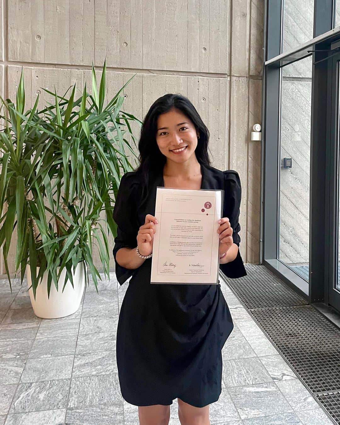 大野南香のインスタグラム：「*June 26. 2023. Graduation.  Officially I've graduated from a master's program from university of copenhagen after two years!  During this summer after gradation I've looked back this two years so many times (so I was very late to post this). Every time I do, I feel so happy and proud that I came here without knowing anything for the study programme and beyond. The new life, new location, new culture, new people, a lot of things were not so easy to understand at the beginning I have cried countless times these years but at the same time feeling stronger in and out everyday.   My journey has just started and still excitedly ongoing ❤︎   報告遅くなりましたが 2023年6月26日をもちまして コペンハーゲン大学大学院修士課程卒業しました！  卒業してから夏の期間、今までの2年間を何度も振り返っていて、(だからこんなに投稿するの遅くなっちゃった)振り返るたびに、『何も知らないところからのスタートだったけど、来てよかったな。』って幸せな、誇らしい気持ちになった。  来た時から今まで、新生活、新しい文化、わからないことがたくさんあっていろんな感情が生まれたけど、だからこそ学べたことがたくさんあるな〜  好きなことを追求する旅はまだまだ始まったばかり！これからも日々の私の何気ない日常を応援してもらえたら嬉しいです😚  #everydayhappy ☺︎ #universityofcopenhagen」