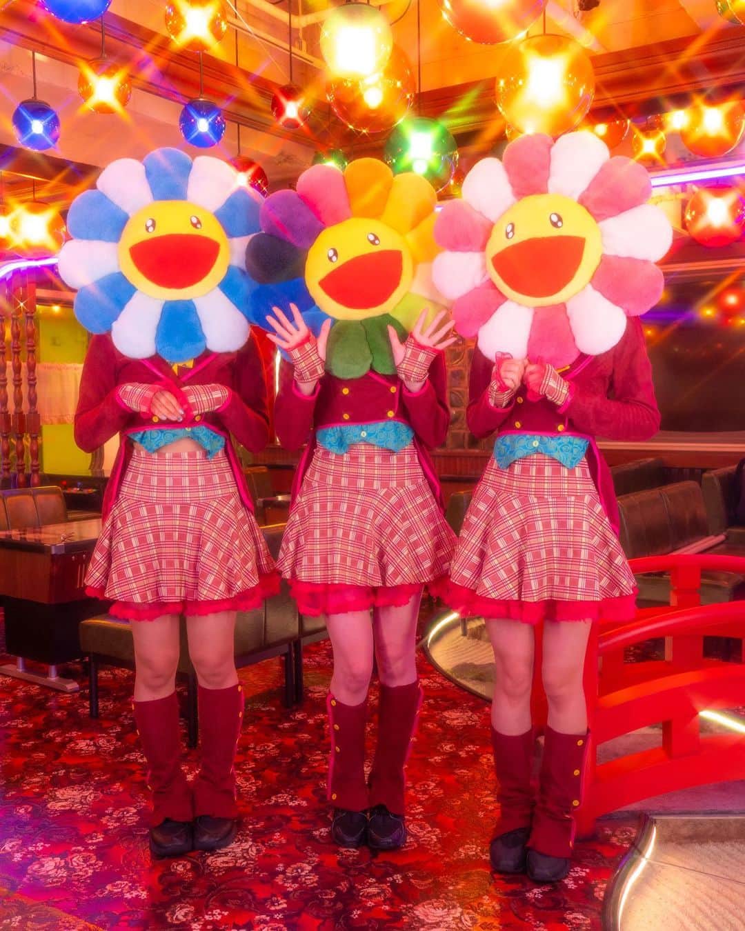 仮面女子のインスタグラム：「村上隆さん新作ゲーム「FLOWER GO WALK」 みんなTikTok 見てくれた？🌼  #村上隆　さん #flowergowalk」