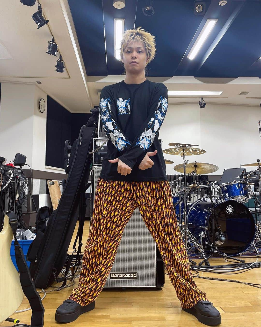 Cö shu Nieさんのインスタグラム写真 - (Cö shu NieInstagram)「🪷US Tour GOODS Photo 2 🪷 ⁡ ⁡ 1枚目：Neo Mix CO SHU Long T 着用size 3XL ⁡ ⁡ 2枚目：Neo Mix CO SHU Long T 着用size M ⁡ ⁡ ⁡ ⁡ ✎〰︎〰︎〰︎〰︎ ⁡ ⁡ 9月から開催される Cö shu Nie Live Tour 2023 ⁡  -unbreakable summer- ⁡ 新グッズを各会場にて発売致します🪷 ⁡ ⁡ 9/1 仙台Rensa 9/3 札幌ペニーレーン 9/9 Zepp Namba 9/10 Zepp Nagoya 9/21 福岡BEAT STATION 9/22 広島 Live Space Reed 9/24 徳島club GRINDHOUSE 9/29 新潟GOLDEN PIGS RED 9/30 東京Zepp DiverCity ⁡ ⁡ ※お支払いは現金のみの対応となります。 ⁡ ⁡ ⁡ ⁡ ⁡ #coshulive #cöshunie #coshunie #コシュニエ」8月29日 19時56分 - coshunie_official