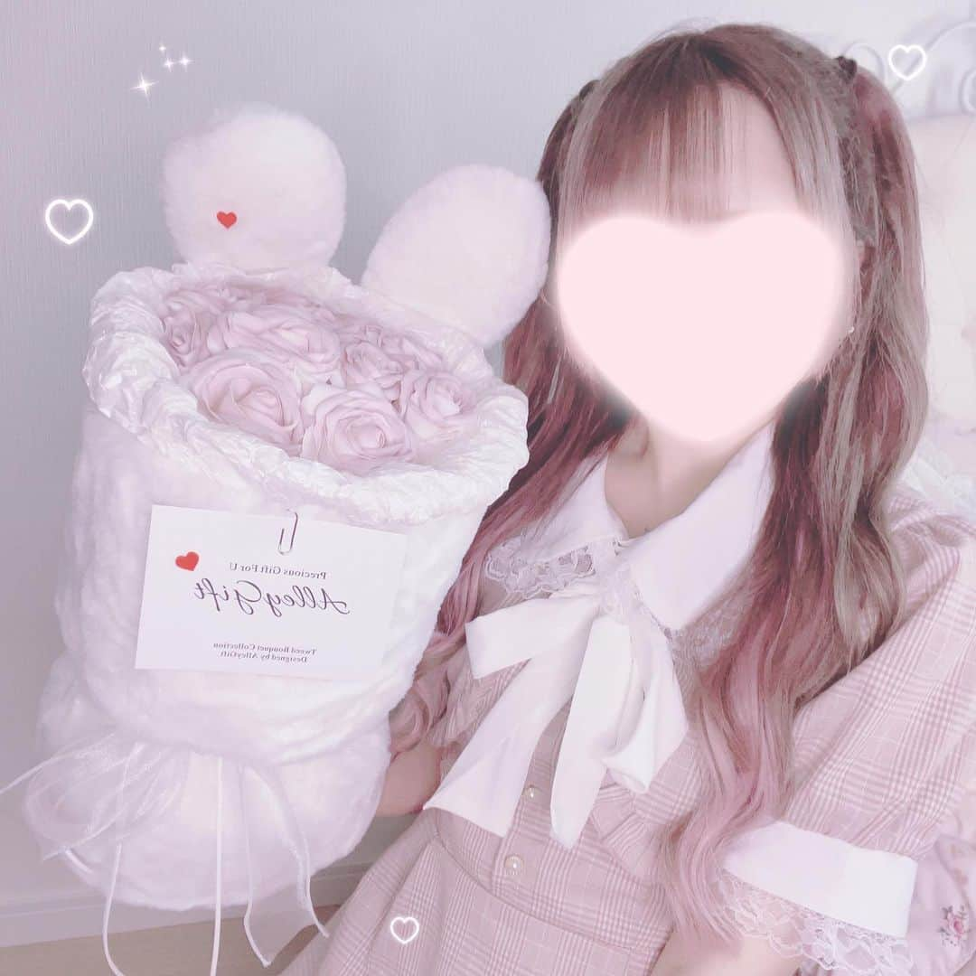 さきまるちゃんのインスタグラム：「白うさぎのワンホンブーケ🐇💐  推し不在のお誕生日会とかで使うのがおすすめだよ🎂  #ワンホンブーケ #ツイードブーケ」