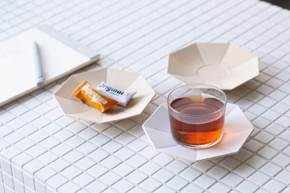 MIRROR OFFICIALのインスタグラム：「eni月間ラスト🎉eni plateプレーンの魅力をおさらい👀✨  ツヤのある食器はよく見かけるけれど、 マットな素材そのままの風合いをお皿にしたものは あまり見かけないですよね。  「eni（エニ）プレーン」は無駄な装飾はあえてせず、 土素材そのままの姿を残しています。  eni（エニ）プレーンは「かるがる陶土」 という素材を使っているので、 通常の陶器のお皿より軽く、 同じくらいの耐久性があります。  もちろん食洗機・電子レンジ対応です🙆  23cmと14cmの2サイズご用意しております。  :::::::::::::::::::::::::::::::::::::::: ✐後で見返すには保存をタップ◎ ✐CRAFT STOREでは日本のいいものをご紹介 フォローやいいねもとっても励みになります。 @craftstore.jp　 ::::::::::::::::::::::::::::::::::::::::  #クラフトストア #CRAFTSTORE #シンプルな暮らし #食器 #器 #うつわ好き #器好き #うつわ #お皿 #eni」