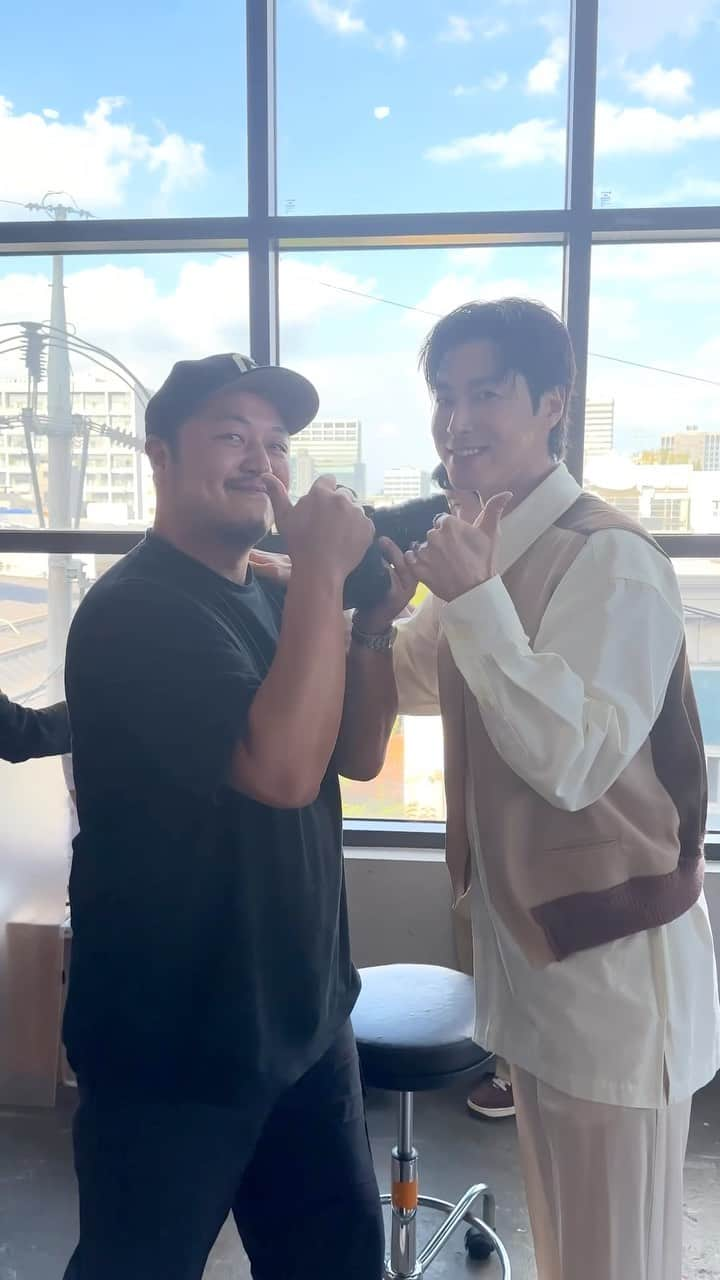 ユンホのインスタグラム：「쓰리 투 원 📸 여기보세요~😁✌️  #RedSun #유노윤호 #UKNOW #동방신기 #TVXQ! #東方神起 #VujaDe #뷰자데 #Wannabe #워너비 #Reality_Show #리얼리티쇼」