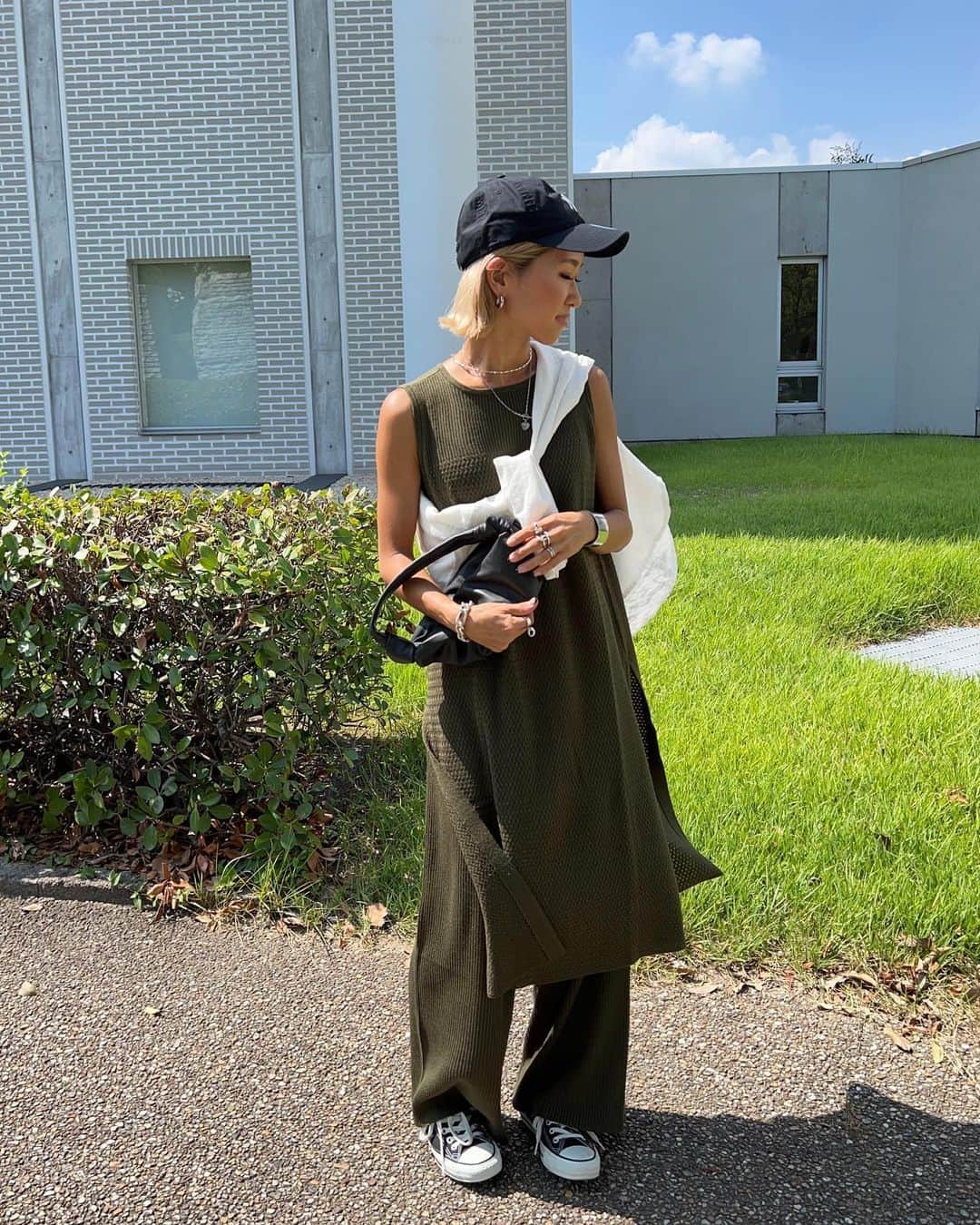annaのインスタグラム：「.  セットアップのカーキ🌿 ブラックも可愛いけどカーキも 大人っぽくて好き😍🫶 @__segur.__   今日再販です🫰  #秋夏コーデ#秋先取りコーデ#秋先取り#オトナカジュアル#大人カジュアル#カジュアル#カジュアルコーデ#キャップコーデ#キャップ#セットアップ#スニーカーコーデ#コンバース#158getコーデ#骨格ナチュラル#きょこ」