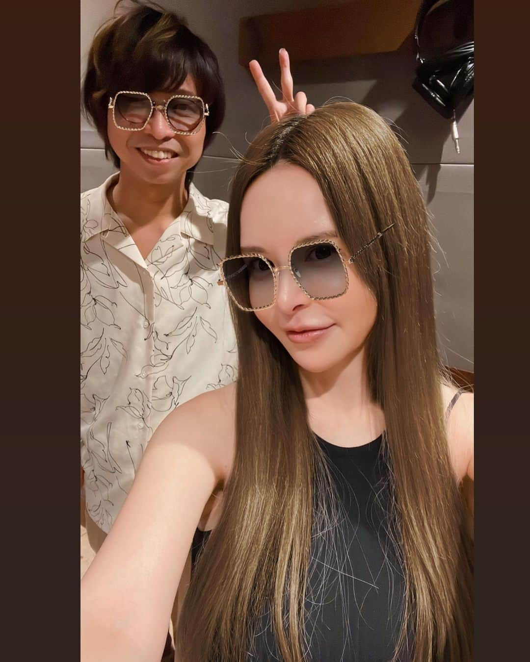 森藤恵美のインスタグラム：「なんかめっちゃサングラスが似合う橋口くん🕶😆 この写真見る限り、十分に陽キャだよ🤩w  #wacci #橋口洋平 #ハピモニ #radio」