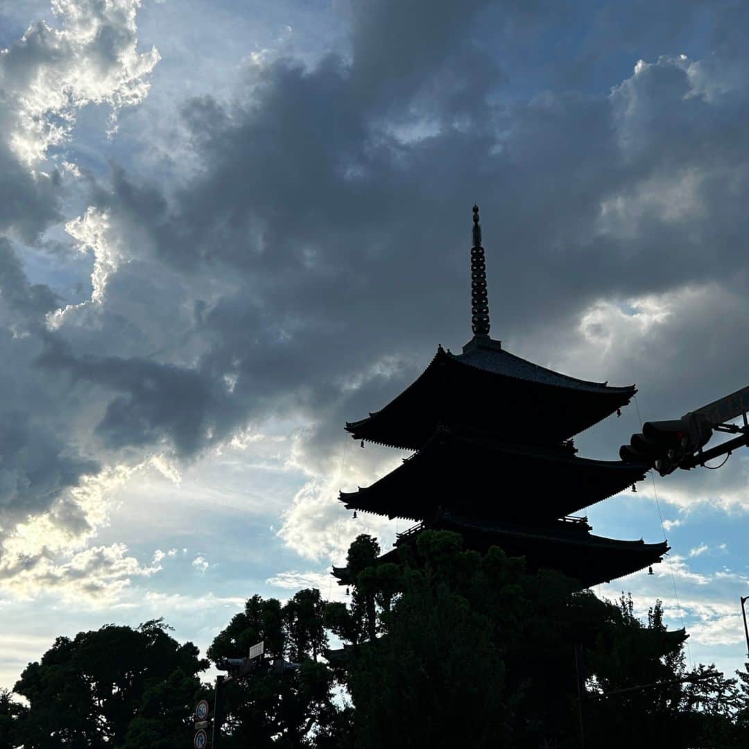 入江悠さんのインスタグラム写真 - (入江悠Instagram)「京都に滞在してるのに、出来るだけ行かなくてどうすると、京都みなみ会館さんへ。  シャンタル・アケルマン監督『東へ』を鑑賞。 黄昏ゆく世界で生活者の営みこそ尊い。 思い出もまた不滅。  京都みなみ会館さんには『SRサイタマノラッパー』から『シュシュシュの娘』まで本当にお世話になりました。 まだまだ閉館まで何度でも通います。」8月29日 20時04分 - u_irie