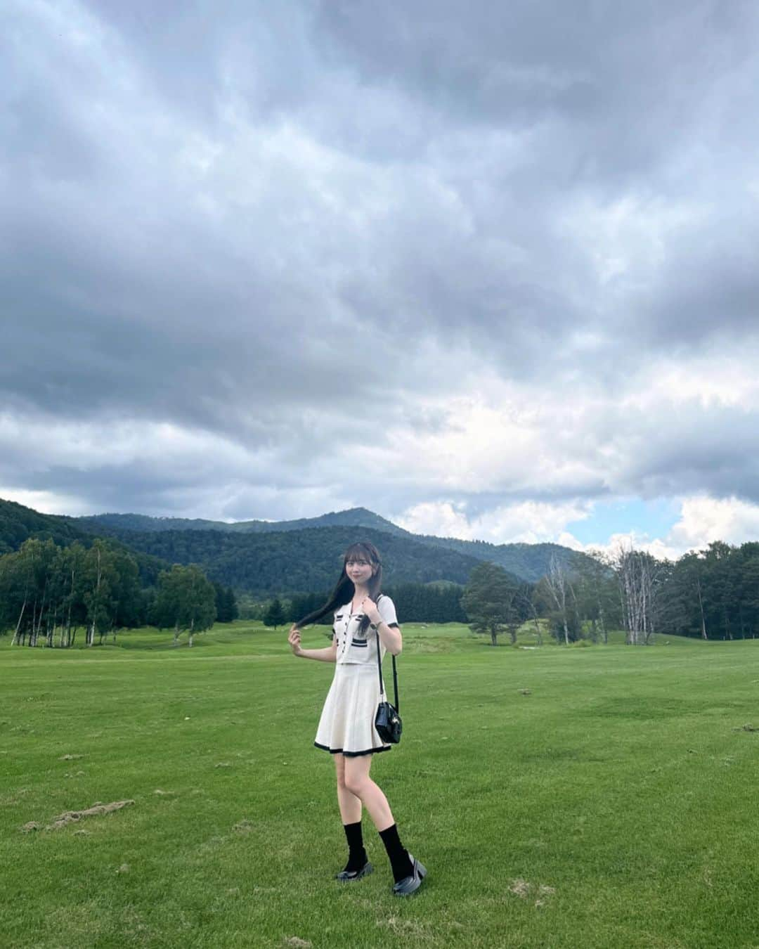 ななこさんのインスタグラム写真 - (ななこInstagram)「北海道旅🐮🥛 8月の終わりに行ってきました！ 2年連続！！ 美味しくて綺麗で都会の喧騒から離れてのんびりするってやつだった、普段岐阜に住んでますけど 今回もSHEINの服たっぷり持って行ってきたよん‼️ ヘアアクセサリーのリボンも、アップルウォッチのバンドも、セットアップもカバンも、靴も全身SHEINでした！！ そして留学前ラストでSHEIN購入品動画も上がりましたー！是非チェックしてね！！ 2コーデ目はこの前の関コレでのSHEINステージのお写真！ これも全身SHEINで私が組みました･֊･︎✌🏻沢山褒めてもらって嬉しかった‼️ みんなもぜひお揃いしてね🪿 商品コード 13944133 18299443 11727637 13086876 動画でも紹介しましたが‼️ クーポン発行頂きました！ クーポンコード：nanako クーポン利用でお買い上げ金額1～5,999円まではセール価格より15%OFF、6,000円以上は20%OFFが適用されます！（利用期限：公開日〜9月末日） @shein_japan #SHEINforAll #PR 海外からの個人輸入品はサイトの注意事項をよく読んでね！」8月29日 20時05分 - _nana._.com_