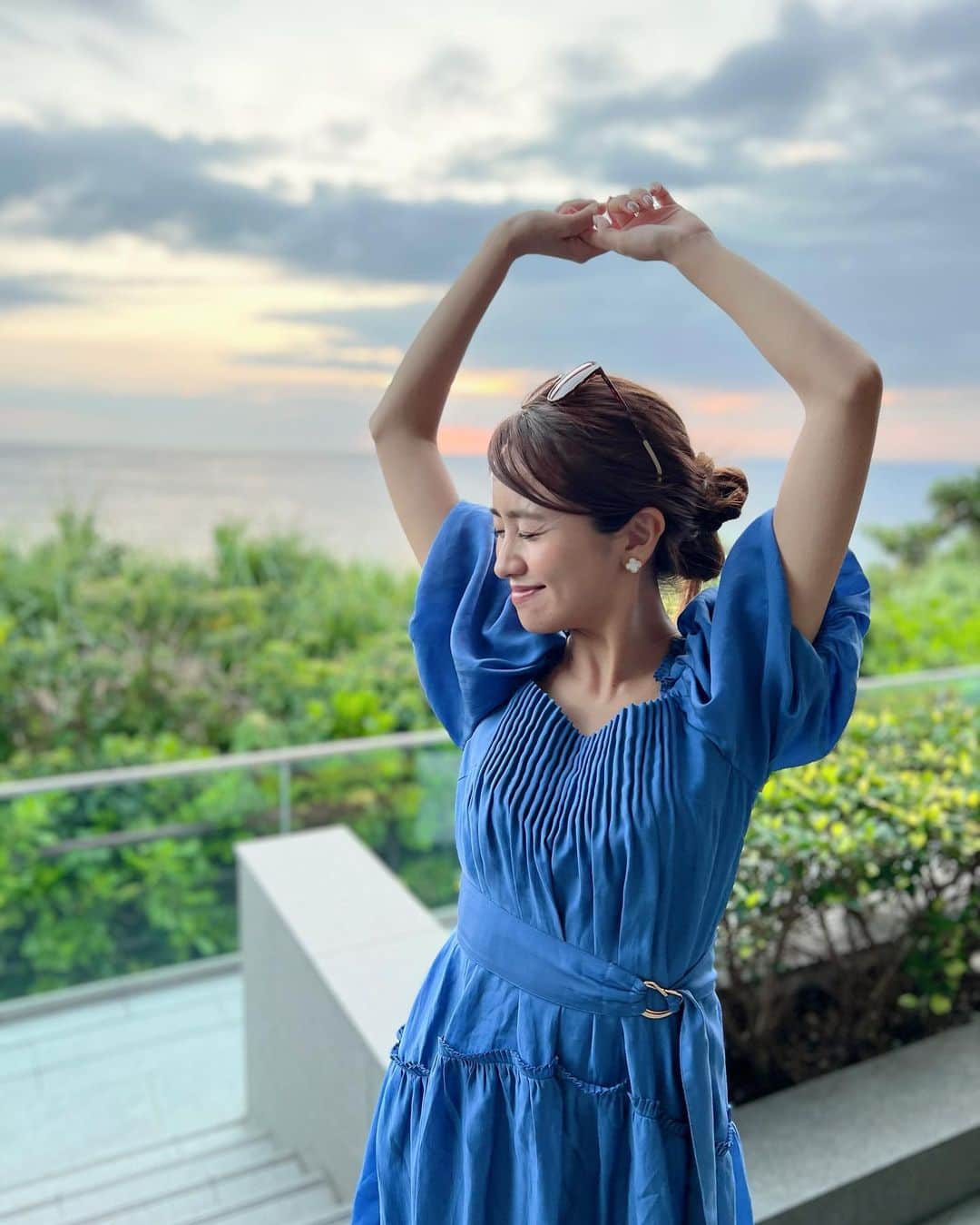 のインスタグラム：「まだまだもちろん暑いですが 朝晩は少しずつ秋が近づいてるのかな〜っと垣間見れます🍂  海の近くでゆっくり深呼吸したい 今日この頃🥹🌿 ６月に行った沖縄の写真を見返して ました🌺  お子さんたちはもう夏休みも終わってしまいますね🌻 あっという間ですね… 世の中のママさんパパさん お疲れ様でした🥹  さっ！バスケ応援するぞー⛹️🏀  #fashion #onepiece #リゾート#海#リゾートコーデ #ハレクラニ沖縄」