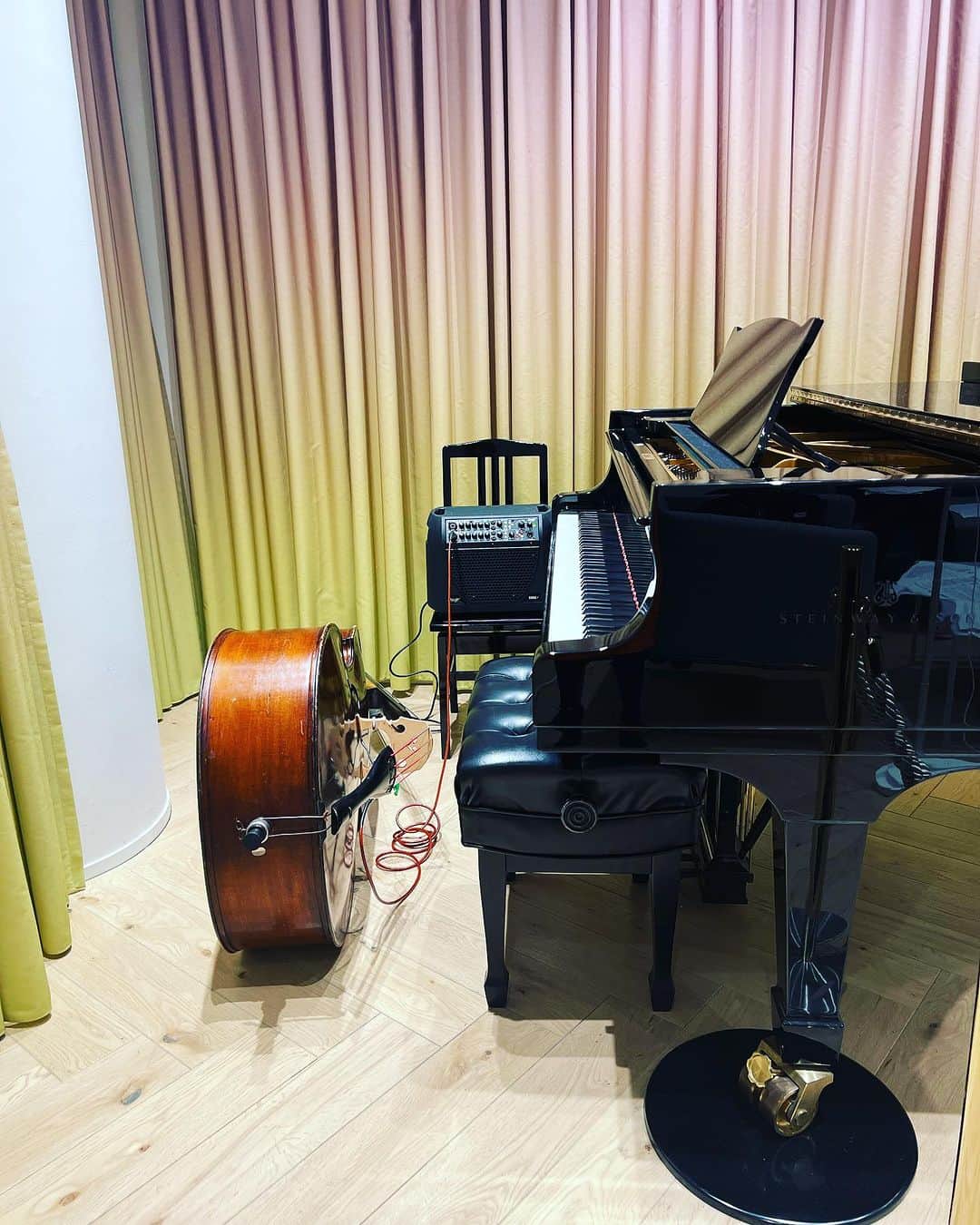 のインスタグラム：「今夜21:00から@universaljazz.jp Instagramアカウントにてインスタライブです❤️ベースは江野口美穂ちゃん @mihobassist ただいま準備中です🥰どうぞよろしくお願い申し上げます✨カメラが落ちたらすぐに拾って演奏続けます❣️  Will  strat streaming performance from@universaljazz.jp within an hour ❤️ Bassist is Miho Enoguchi @mihobassist✨」