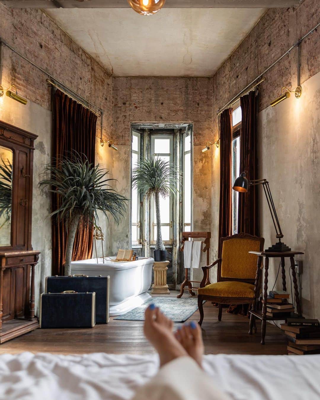 リリー＝ローズ・メロディのインスタグラム：「Bangkok bound // That boutique hotel building we stayed in, the Mustang Blu, is over 100 years old . In a previous life it functioned as a bank and later as a brothel.   My mind got completely blown away by the astonishing work the owner did with that building restoration. The attention she gave to details is 🤯 It felt like being in a movie set!   And because I just couldn’t stop shooting, here’s some moments  captured in our incredible bedroom.」