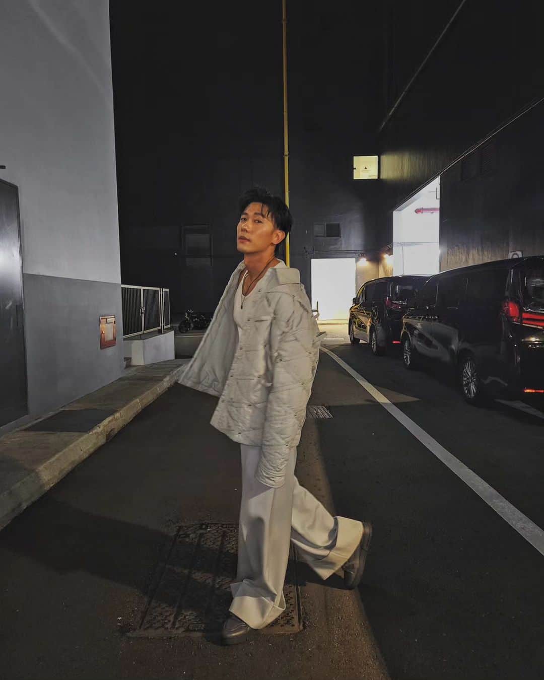 デスモンド・タンのインスタグラム：「Beneath the night sky 🌃」