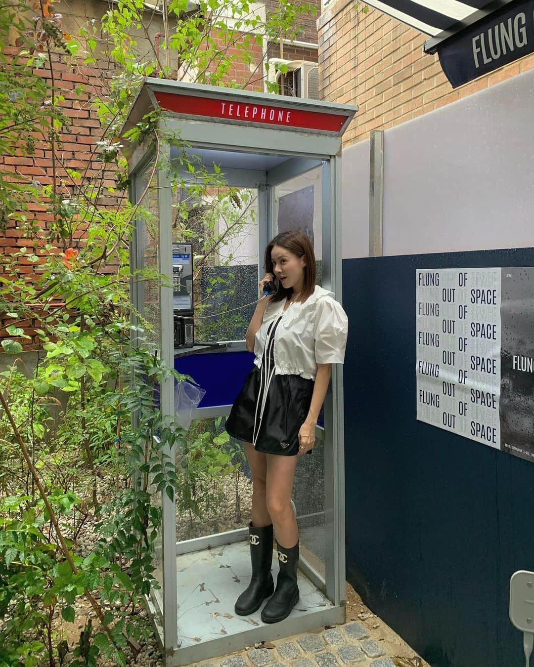 Ivyのインスタグラム：「비오는날 비오는 파리컨셉의 라이프스타일 샵 @foos_seoul 다녀왔어요. 우리 종합예술인 @bss8890 손길이 담긴 귀엽고 사랑스런 매장에 갖고싶은 제품들이 가득! 잘한다잘한다👏🏻 성수동 가실일 있음 들려보세요  소연이가 직접 주문해 만들었다는 공중전화부스. 전화기는 외국공중전화기 ㅋㅋ 포토존이에요📸 #푸스」