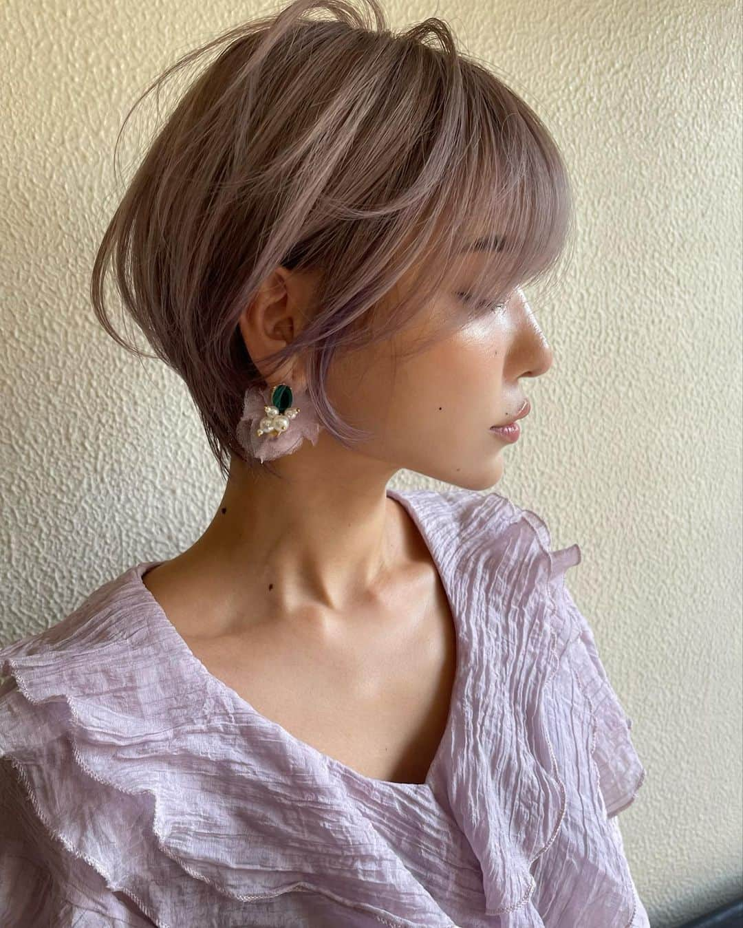 マリカさんのインスタグラム写真 - (マリカInstagram)「New hair color🎨  👶🍼Babypink🎀…🌹  めっちゃ可愛くしてもらった🫧 私の履歴って複雑でして…  ✅ブリーチ履歴数え切れないほど ✅ここ数ヶ月はブリーチリタッチなし ✅オンカラーで色ムラあり ✅併せて海、プールで痛み切れ毛 ✅ハイトーン維持したい  のお悩みがありました😇 いやいや……ありすぎやろ。笑  でもそんなお悩み解決してくれた🤲´- 3.4枚目は悲惨な髪の毛💁✂ 5枚目は室内📸 6枚目は外📸  @zakishin_hair 🧶 天才か🎓✨ 今回はカラーとトリートメントを お願いしました🌈  関西で美容室難民の方は 是非オススメです🫡  #グレージュ #サロンモデル  #ハイトーンカラー #ニュアンスカラー  #ハイトーンショート #サロモ #ヘアモデル #関西モデル #make #ショート #ショートヘアモデル #ベビーピンク #ブリーチカラー #色気ショート #makeup #ハンサムショート  #大人ショート #大人ショートボブ #前髪ありショート #大人ハイトーン #ピンクヘア」8月29日 20時15分 - marika_h1127