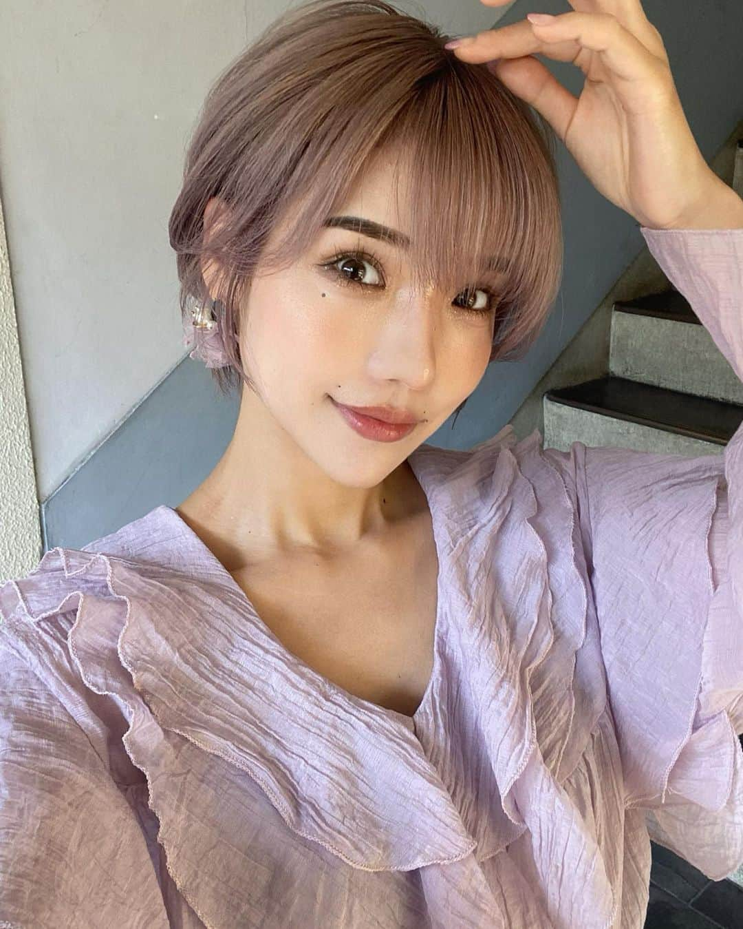 マリカのインスタグラム：「New hair color🎨  👶🍼Babypink🎀…🌹  めっちゃ可愛くしてもらった🫧 私の履歴って複雑でして…  ✅ブリーチ履歴数え切れないほど ✅ここ数ヶ月はブリーチリタッチなし ✅オンカラーで色ムラあり ✅併せて海、プールで痛み切れ毛 ✅ハイトーン維持したい  のお悩みがありました😇 いやいや……ありすぎやろ。笑  でもそんなお悩み解決してくれた🤲´- 3.4枚目は悲惨な髪の毛💁✂ 5枚目は室内📸 6枚目は外📸  @zakishin_hair 🧶 天才か🎓✨ 今回はカラーとトリートメントを お願いしました🌈  関西で美容室難民の方は 是非オススメです🫡  #グレージュ #サロンモデル  #ハイトーンカラー #ニュアンスカラー  #ハイトーンショート #サロモ #ヘアモデル #関西モデル #make #ショート #ショートヘアモデル #ベビーピンク #ブリーチカラー #色気ショート #makeup #ハンサムショート  #大人ショート #大人ショートボブ #前髪ありショート #大人ハイトーン #ピンクヘア」