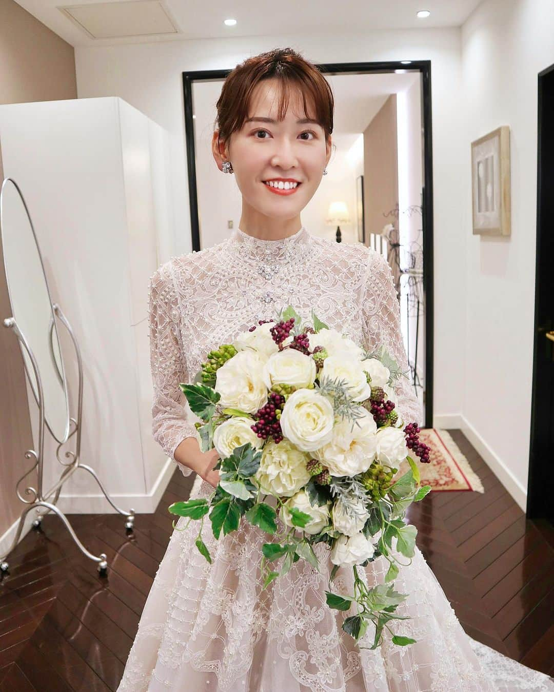 高橋晴香さんのインスタグラム写真 - (高橋晴香Instagram)「憧れのウェディングドレス👰‍♀️🤍💐 ⁡ ⁡ 女性にとっては人生の一大イベントだし、ウエディングドレスは種類も豊富で目移りしてしまうけど自分に似合うものを選びたいよね👌🥰 ⁡ ⁡ この間グランマニエ銀座にて、気になったドレス試着させて頂いたの✨ ⁡ ⁡ やはりインポートドレスが人気みたいで💕 ⁡ ⁡ グランマニエさんは全てオートクチュールデザイナーのドレスを扱っていて、1点1点ハンドメイドでサイズも日本人サイズに合わせて作られているんだそう！ ⁡ ⁡ どのドレスもデザイン凝っていて、エレガント🫶 ⁡ ⁡ 1着目に着たのは、ルーマニアのERSA Atelierさんがデザインしたドレス🤍 ⁡ ⁡ Aラインでビジューとパールがついてて、ハイネックでクラシカルな雰囲気❣️ ⁡ ⁡ 他にはあまり見ないデザインに一目惚れ🥹 ⁡ ⁡ 何より軽くて、動きやすいの◎ ⁡ ⁡ 今までお仕事でドレス着させて頂いたことあるけど、こんなに着心地良いのは初めて😳 ⁡ ⁡ バックスタイルまで可愛かった🥹♡ ⁡ ⁡ 2着目はニューヨークのCallieさんがデザインしたドレス🤍 ⁡ ⁡ スレンダーラインで、こちらは大人めな雰囲気に👩 ⁡ ⁡ 裾の感じが本当可愛い💖 ⁡ ⁡ 他にも着たいドレス沢山あった♡ ⁡ ⁡ そんな素敵なドレスを間近で見れるショーが9月2日(土) にLUCIS Tokyo Weddingにて行われるみたい💗 ⁡ ⁡ ハンドメイドならではの圧倒的なラインの美しさと芸術的なまでに繊細なオートクチュールドレスが見れるそう✨ ⁡ ⁡ エンターテイメントのショーとの事で演出にもこだわっていて、タップダンスや生演奏など、ドレスだけじゃないエンターテイメントも楽しめそうだから、パートナーや友人も喜んでくれると思うよ👏 ⁡ ⁡ 普段なかなか見れないしフォトウエディングをご検討の方、これから挙式を考えている花嫁の方はこの機会に是非行ってみてね💁‍♀️ ⁡ ⁡ 詳しくは　@granmanie で見れるよ❣️ ⁡ ⁡ ⁡ 👗Granmanie Dress Show ⁡ 会場：LUCIS Tokyo Wedding ⁡ ルーキス東京　　 ⁡ 東京都台東区池之端1-4-1（東天紅上野店） ⁡ ⁡ 日時：9月2日（土） 10:00 / 13:00/ 16:00 ⁡ 申込方法：公式HPより受付中 ⁡ 締切：8月31日(木）迄 ⁡ ⁡ ※完全予約制 ⁡ 応募多数の場合は、抽選とさせて頂きます。　 ⁡ ⁡ #ウェディングドレス #グランマニエ #グランマニエ銀座 #granmanie #ドレス試着 #プレ花嫁 #weddingdress #ドレスショー#ドレス #ウェディングドレス試着 #プレ花嫁東京 #東京花嫁 #インポートドレス #花嫁 #ウェディング #ブライダル #結婚 #wedding #結婚式準備 #ドレス選び #グランマニエドレスショー #ルーキス #ルーキスウエディング」8月29日 20時17分 - haruka_takahashi0127