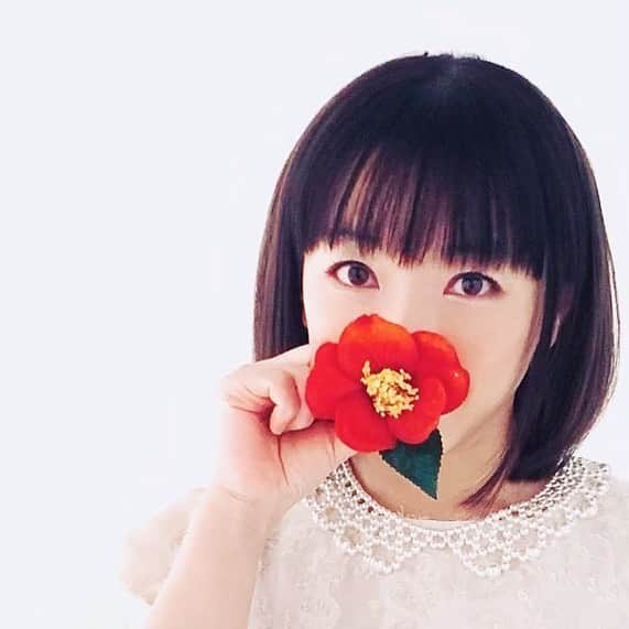 堀江由衣のインスタグラム：「.  夏休み記念その41♪  カレンダー撮影の時の写真です♪ 色んなお花と撮りました！」