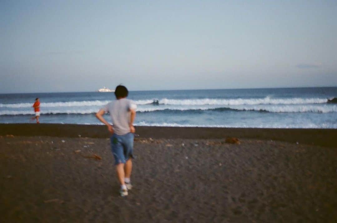 のインスタグラム：「8月29日　火曜日　晴れ こんにちは。奥平です。 今日は満足いくくらい寝れました。 おうち時間は何をしようかなと思いまして、最近映画とかドラマとか、今のクールの作品以外見てなかったので何か見ようかと思い、何か見ようと思ったのですが、絵を描く用の板を買っていたのを思い出し、絵を描いていました。 まぁ絵と言っても落書きですけど。  最近なんか本を読みたい欲があるんですよね。 僕基本的に本読むの苦手なんですけど、自分の好きな分野であったりとか、興味あるものに関しては苦手意識なく読めるで、何か見てみたいなと。 本読む方に聞きたいんですが、本っていつ読むのがいいのでしょうか。 普通に家にいる時に読むのでしょうか。 たまに電車なので移動中に読む方いらっしゃると思うのですが、僕は移動中は外の景色を眺めるのが好きなので、本読めないんですよね。 あと音楽聴いてますし。 そうなると、やっぱり家なんですかね。 もし本よく読むよーって方いらしたら、教えてください。  この日記を書いていて、よくなんでこんな長く書くのとか、この書き方変じゃない？みたいなことを言われるのですが、正直に言って自分でも適当に喋ってる時みたいに書いてるので、わかりません。 確かに、変な書き方してるし、長いし読みにくいと思うんですけど、それに関してはもうどうしようもできないんですよね。 ただ、先ほど書いたとおりに、本読むのが苦手で文字の羅列を読むのは苦手なんですけど、僕は殴り書きしてる文とか、かしこまってない文とかは読めるので、自分で後から読みやすい文にしてるのかもしれません。 流石に皆さんが読みにくかったらちょっと直しますけど。  なんか、夏も終わりそうな感じするの僕だけでしょうか。 今日の夕方とかちょっと暑さが気にならなかったんですけど、今日だけなんでしょうか。 蝉の声もなんとなく、前より減ってる気がしなくもないような。 暑さが無くなるのは嬉しいですけど、夏が終わるのはどこか寂しい気持ちもあります。 ちょっと前にとあるお兄さん達と海に行ったんですね。 その時にとあるお兄さん達がこの写真撮ってくれたんです。 僕もこの写真みて、写真撮りたくなりました。 今まで撮ってきた写真を見返すと、記憶が鮮明に思い出せていいものです。 動画の方が思い出せると思いますけど、動画は機械を通してじゃないと見れないというのが、ちょっとめんどくさいので、写真なら現像すればすぐ見れるというのが、写真のいいとこだと思います。 記憶も、思い出したいところを鮮明に思い出せればいいんですけどね。 ていうか、他の生き物は記憶ってするんですかね。 ある程度はするとは思うんですけど、思い出とか、そういう概念はないのでしょうか。 ちょっと日記書いてる途中に思っちゃったので調べられないですけど、知ってる人いらしたら教えてください。 それではまた明日お会いしましょう。  #奥平の日記」