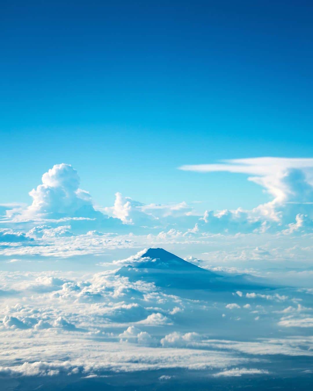 shinichi38のインスタグラム：「⁡ ⁡Cumulonimbus and Mt.Fuji 🗻 ⁡ ⁡ #富士山 #入道雲」
