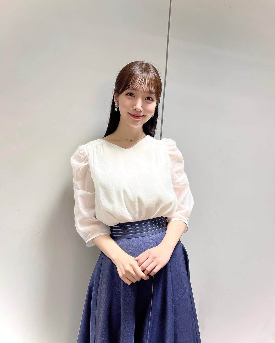 刈川くるみのインスタグラム：「こんばんは💫  木原さんとそらジローが外から伝えてくれているお天気、18時台に見ていたらもう空が暗くてビックリしました😳🌃  まだ暑いですが夏の終わりを感じるようになりました🍁  今日のエブリ衣装は @mischmasch_official   明日もよろしくお願いいたします💫  #newsevery #日テレ #centforce #セントフォース #刈川くるみ」