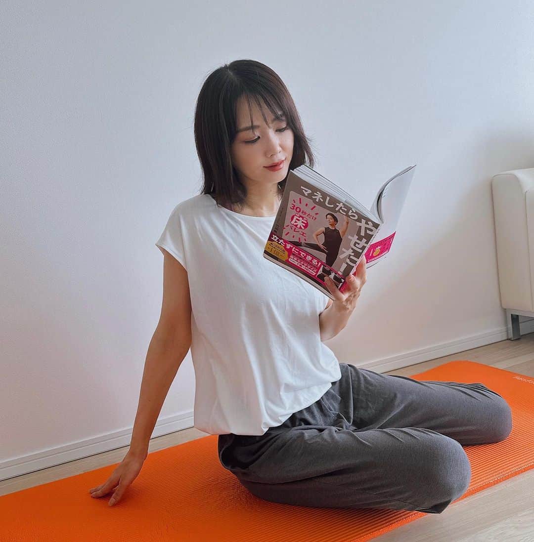 勝木友香のインスタグラム：「連日のアイスクリーム、 そして、実家では家事放棄し 外食三昧。。。  8月中旬、しっかりと太ってしまった勝木💦  どうしようかと思っていたのですが、ここ一週間くらいバタバタとしていたら、 何人かから「痩せた？」と？！ 試しに体重計に乗ったら、 ちゃんと体重もどってた😊  忙しさの副産物、ラッキー！  とはいえ、働きすぎて痩せるのってなんだか不健康な感じがするので、 やっぱり、ちゃんと食べて、 ちゃんと運動して、 ちゃんと寝て…みたいな生活しないと思っています😊  サボっていた 自宅トレーニング、またやろう… （「ホンマでっか？！TV」にもご出演いただいた竹田純先生の本📕！）  トレーニングウェア コレしか持ってないUNIQLO 笑  #トレーニング女子  #トレーニング女子　#筋トレ女子  #筋トレ初心者  #ヨガ　#ユニクロ部  #uniqloコーデ  #uniqlo  #uniqlo購入品  #ユニクロ購入品  #ユニクロコーデ」