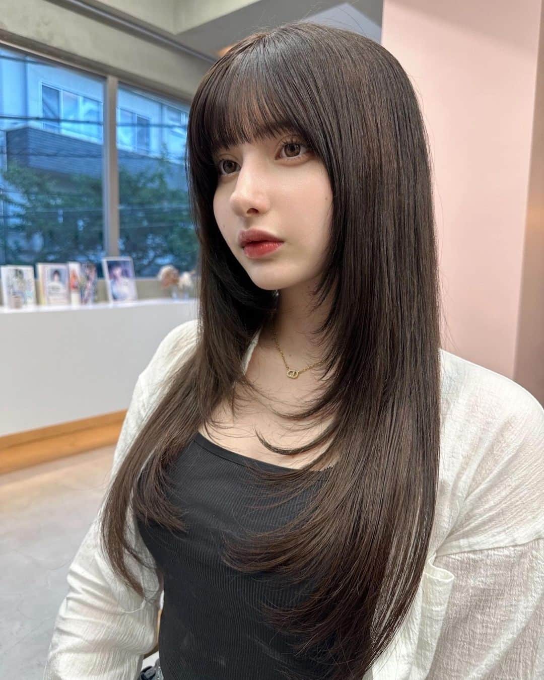 エイミーのインスタグラム：「・ 黒髪ロングのお姉さんになりました ・ ・ ・ ・  #黒髪  #ロング  #レイヤー」