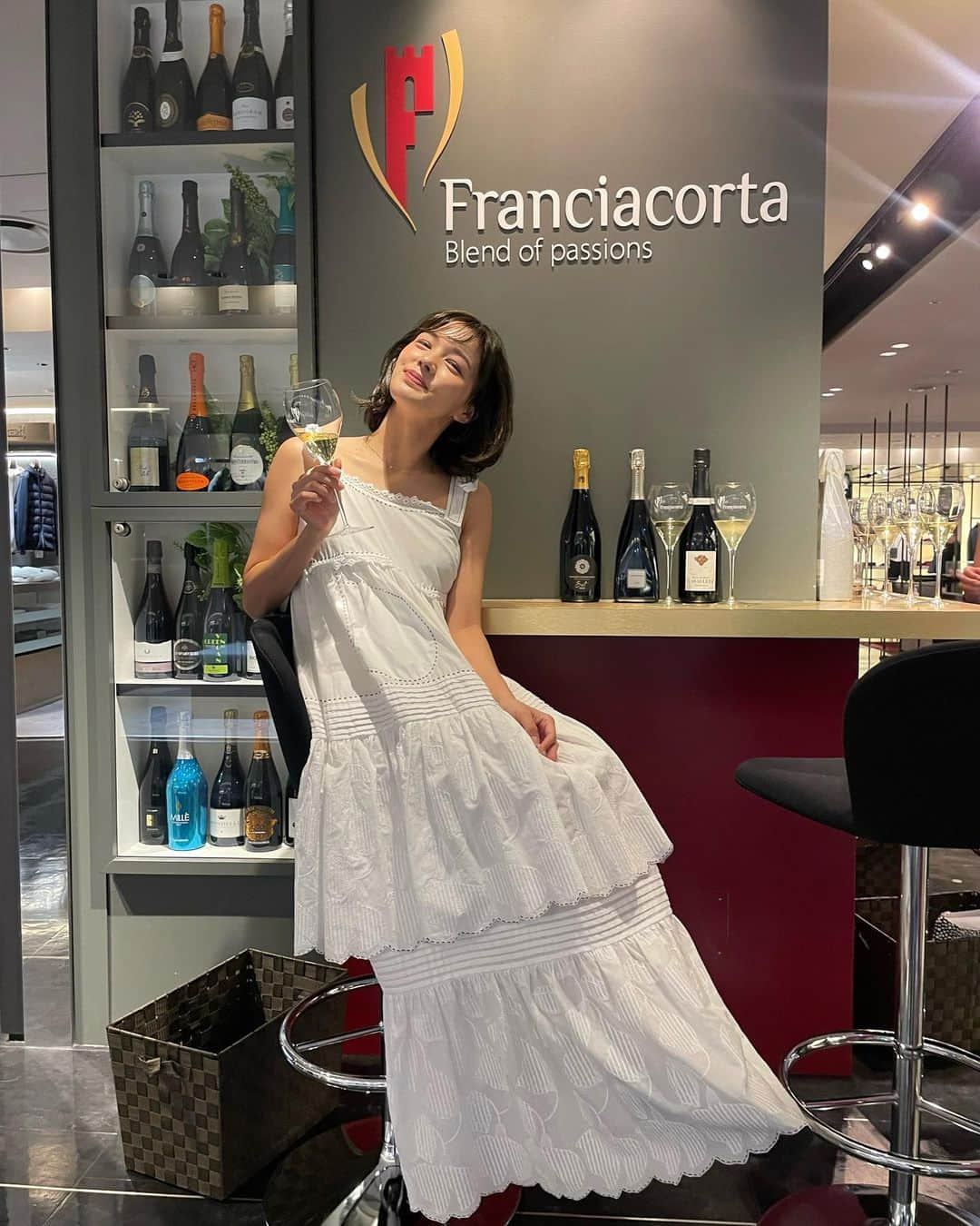 ステファニーのインスタグラム：「🍸🍾🍷🌟✨ 阪急のメンズ館3Fにて イタリアのFranciacortaというワインブランドのbarで ワインをテイスティングしながらアペロしてきました！ そんなにお酒は詳しくないし、普段飲む機会が多い方では ないけど、こうして厳選された美味しいお酒を友達と楽しく飲めるのは楽しいし、やっぱりいいお酒って酔い方も違うし美味しかったなぁ〜。皆さんもぜひ！ #love #life #wine #franciacorta #阪急 #阪急メンズ東京 #ワイン #ワインバー #アペロ」