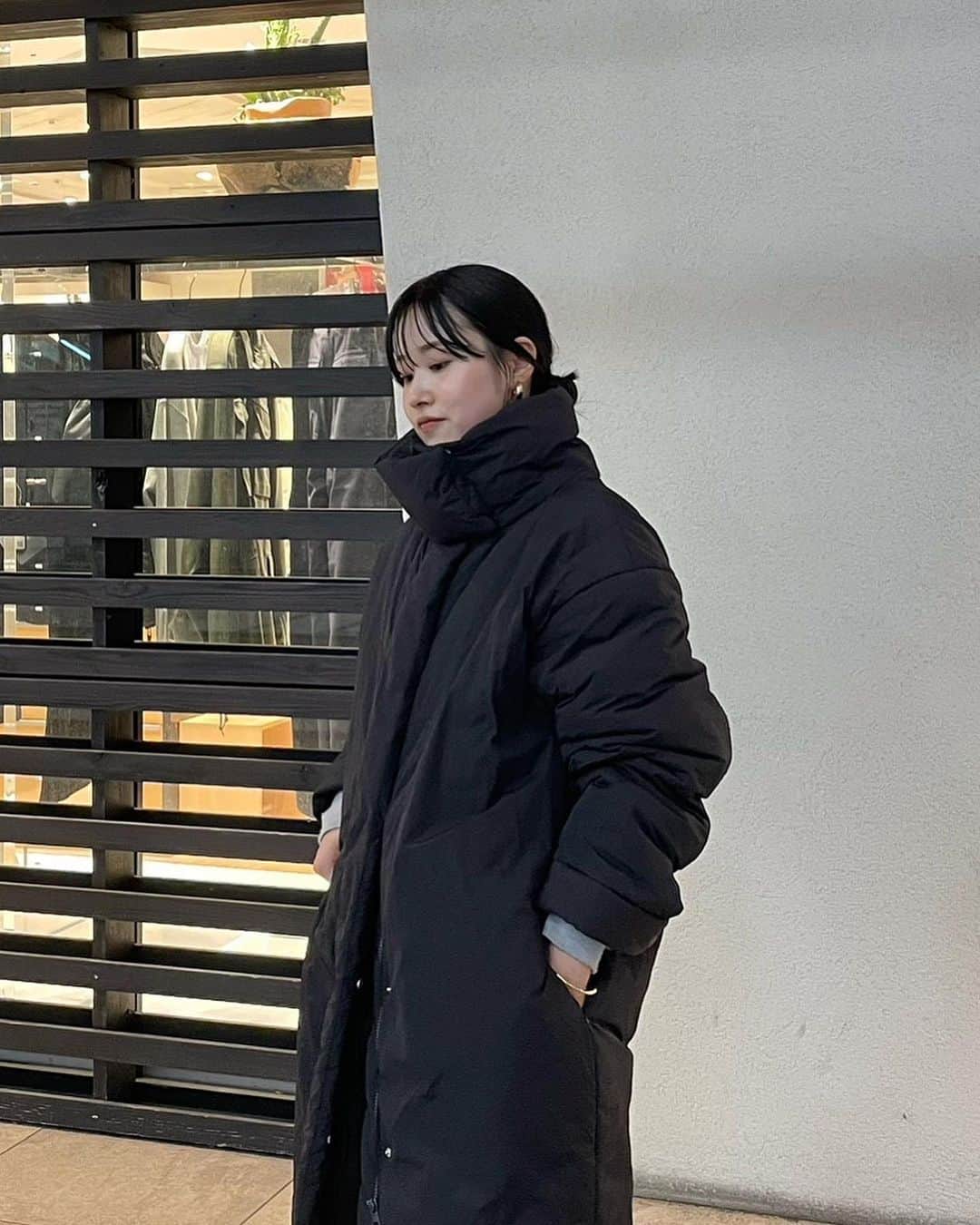 ETRÉ TOKYO ストアのインスタグラム：「@etretokyo  【 '23 Winter Pre Order 】 ㅤㅤㅤ ㅤㅤ #ETREスタンドネックパディングコート O.WHITE / BLACK S.M size ¥39,600(tax in)  ㅤㅤㅤ  新宿スタッフ @etretokyo_nami 167cm @etretokyo_risa 160cm  本社スタッフ @etretokyo_hana 158cm  ㅤㅤㅤ 着用カラー：BLACK 着用サイズ：M size ㅤㅤㅤ ㅤㅤㅤ  - - - - - - - - - - - - - - - - - - - - - - - - - - - -  商品詳細はTOPページURLよりチェック🔍 ›› @etretokyo_store  ㅤㅤㅤ スタッフコーディネートも毎日更新中【 #etretokyo_staff_ootd 】をフォロー🐿️  TOPページの"フォロー中"から 気になるスタッフのアカウントをフォロー🤝  - - - - - - - - - - - - - - - - - - - - - - - - - - - -  ⁡  ㅤㅤㅤ 【INFORMATION】 ⁡ ⁡ ETRÉ TOKYOでは 冬の先行予約会を開催いたします。  -開催期間-  ◼️LUMINE SHINJUKU 8/24(thu) - 8/30(wed)  ◼️ONLINE STORE 8/24(thu)19:00 - 8/31(thu)12:00  ※予約受注会となります。 新宿店にてサンプルのご用意もございますので ご試着も可能です。 予約枠に上限がございます。  ※予約商品の画像はサンプルで撮影しております。 実際の製品と仕様や素材、サイズや色味等が多少異なる場合がございます。  ※お電話でのご予約はできかねます。  ※ご予約後のキャンセルは致しかねます。 お支払いは後払いになります。 ⁡ ※混雑時には入場制限及び試着点数 の制限を設けさせて頂きます。 また、お電話がつながりにくい可能性がございます。  予めご了承ください。 ⁡ ⁡ ご理解、ご協力を賜りますよう 心よりお願い申し上げます。 ⁡ ⁡  ㅤㅤㅤ ㅤㅤㅤ 【LUMINE SHINJUKU STORE】 ETRÉ TOKYO ルミネ新宿2店 TEL：03-5989-0979 ー営業時間ー (平日、土日祝)11:00-21:00  ⁡ #etretokyo #etre  #etretokyoshinjuku #2023etre #etretokyo_staff_ootd #2023aw #受注会 #先行予約 #プレオーダー #スタッフコーディネート #スタッフスナップ #冬服コーデ #ルミネ新宿2 #モノトーンコーディネート #ダウンコート #ワントーンコーディネート #ダウンコーデ」