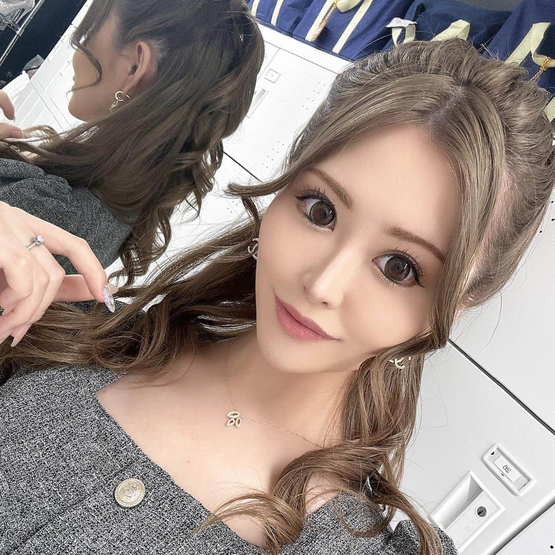 MIURAMAIのインスタグラム：「・ 今月もあと３日✨  @poseidon_roppongi_  入店して4ヶ月💭  時の流れが早すぎる！！  #六本木 #六本木キャバ嬢 #キャバ嬢 #ライバー #ライバーキャバ嬢 #25歳 #98 #ハーフポニー #17ライバー」