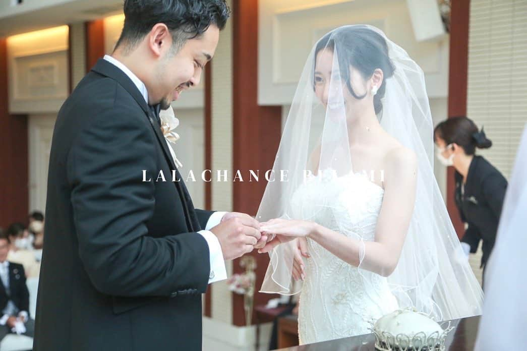 福井結婚式 福井結婚式場のインスタグラム：「.  〜ララシャンスでしか描けない2人だけの物語〜  お子様と一緒に歩む幸せな物語の始まりです✨  . ---------------------------------------------   ララシャンスベルアミーでは 毎日ブライダルフェアを 開催しております！  DMまたはプロフィール欄のHPより ご予約承っております🌿  お会いできますことをスタッフ一同 楽しみにお待ちしております☺︎  ----------------------------------------  #結婚式演出 #結婚式場 #披露宴 #披露宴演出 #挙式  #挙式演出 #ララシャンス #lalachance #ララシャンス #再入場 #入場 #福井 #福井結婚式  #結婚式準備 #結婚式コーデ #結婚式#ケーキ入刀」