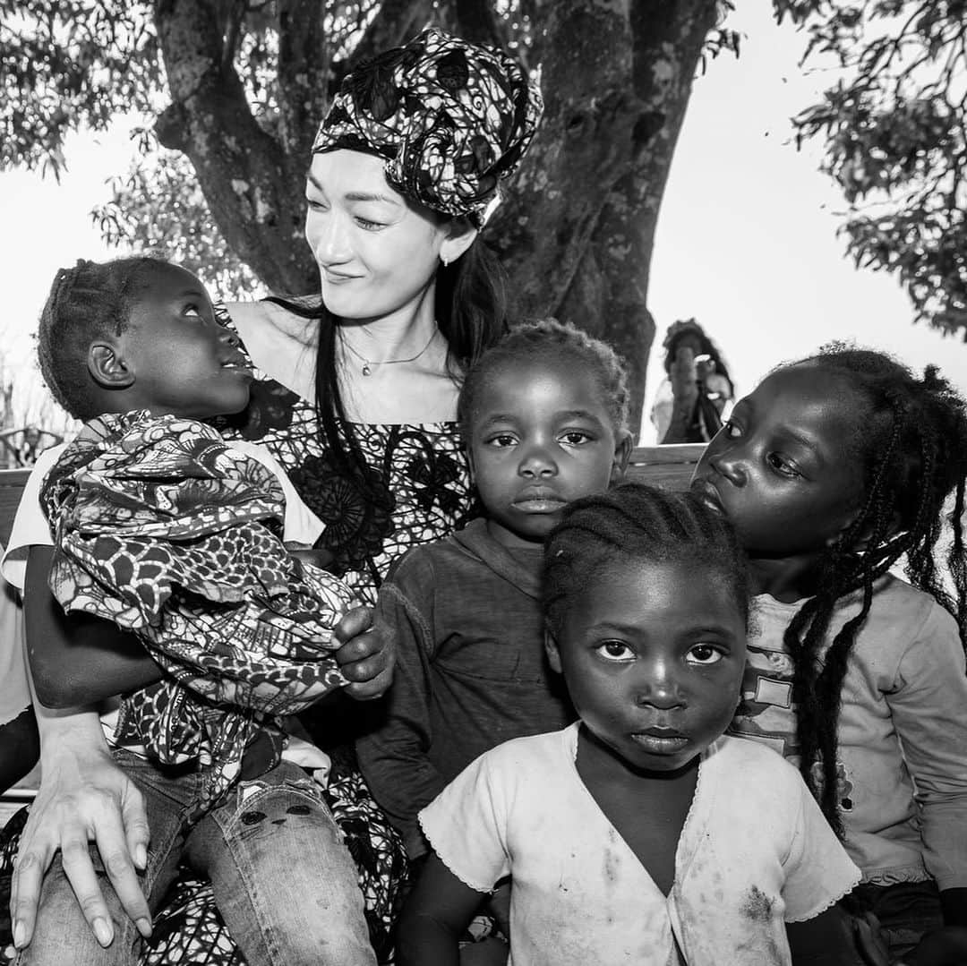 冨永愛さんのインスタグラム写真 - (冨永愛Instagram)「⁡ どこの国にも、唄と踊りには意味がある 喜び、怒り、哀しみ、楽しみを共有する ⁡ Express your self Empower your self ⁡ #ジョイセフ #Joicfp #Zambia #ザンビア共和国 🇿🇲 #チテンゲ  ⁡」8月29日 20時27分 - ai_tominaga_official