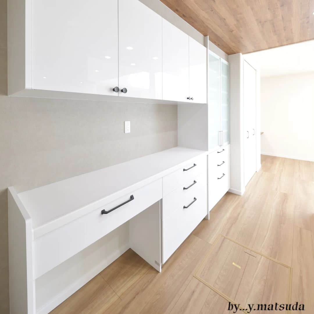 設計室 匠建枚方のインスタグラム：「キッチンと同じ幅の カップボードをご採用 いただきました。  大容量の収納です カップボードの隣には パントリーも計画させていただき 買い置きなんかもしっかり 収納していただけます  匠建枚方は注文住宅専門の工務店。 モデルハウスの見学をご希望の方は、TEL-0120850515 までご連絡ください。 詳しくはプロフィール欄から 当社ウェブサイトをCHECK⏩     #匠建枚方 #注文住宅 #注文建築 #リフォーム #リノベーション #カップボード #パントリー #キッチン収納 #パナソニック #マイホーム #マイホーム計画 #家づくり #暮らし #新築 #一戸建て #工務店 #枚方工務店 #枚方 #枚方市 #設計 #設計事務所 #大阪 #京都」