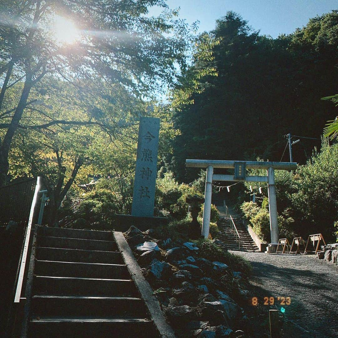 金廣真悟さんのインスタグラム写真 - (金廣真悟Instagram)「本日は今熊神社で急遽撮影。 こんな素敵なとこあったんだなー蚊にモテまくりました。 写真アプリにフィルムって項目が出来たので試しに。  本物の写真の出来上がりが楽しみ！」8月29日 20時36分 - shingo_kanehiro