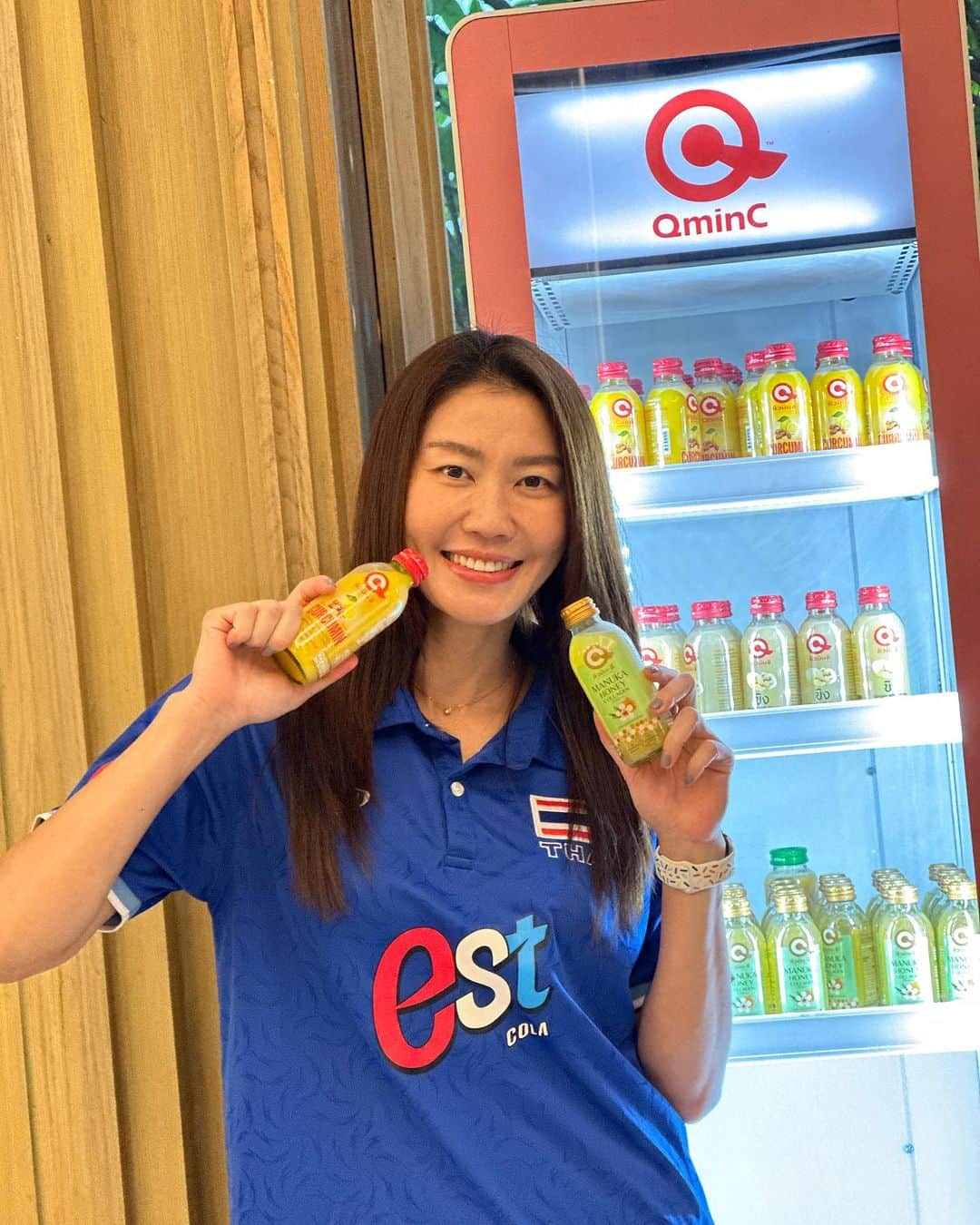 のインスタグラム：「มาถึงถิ่น ไม่เช็คอินได้ไง  @qminc  #QminC #คิวมินซี #คิวมินซีน้ำขมิ้นชันสกัด #คิวมินซีไม่มีสารกันบูด #คิวมินซีน้ำผึ้งมานูก้าผสมคลอลาเจน #ดื่มทุกวันล้างพิษทุกวัน」