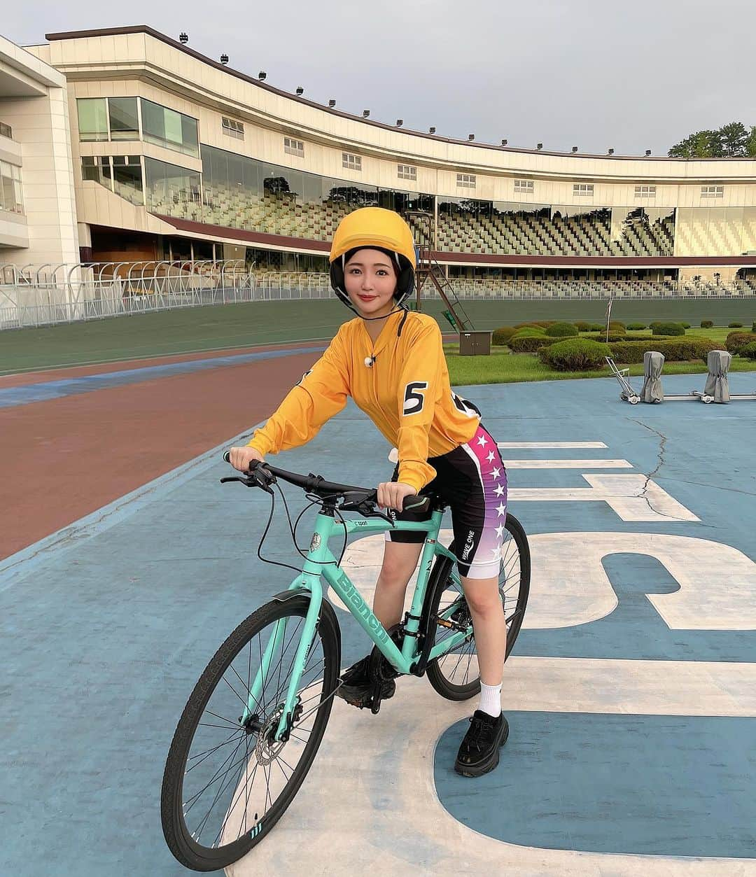 藤田かんなさんのインスタグラム写真 - (藤田かんなInstagram)「【ご報告】  競輪選手デビューします🚲  (はい、すみません。嘘です笑)  今日は宇都宮WINTICKET杯最終日🍋  初日からお伝えしていた宇都宮競輪場の情報を今日もお届けします🎤＾＾  写真の詳細は是非今日の番組をご覧ください😂  ちなみに番長に 「うわ！コケシに似てる！こんなに似合ってない人初めて見た🤭」と言われました…💢  ※私月1ヘルメット被ってる気がする…⛑️笑  #宇都宮競輪場 #競輪選手」8月29日 20時29分 - rosycanna518