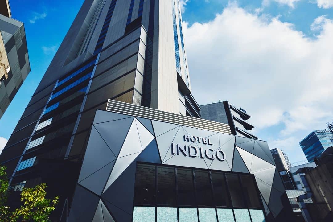 ANAインターコンチネンタルホテル東京さんのインスタグラム写真 - (ANAインターコンチネンタルホテル東京Instagram)「8月29日、ホテルインディゴの日本で4軒目となるホテルインディゴ東京渋谷が開業しました。  ホテルインディゴ 東京渋谷のネイバーフッドストーリーは、「個性と色が混在し変化するジャングルシティ」。多種多様でカラフルな生命体が育つジャングルのように、時代の流れとともに変化し続け、進化していきます。渋谷の音楽、アート、ファッションカルチャーにインスピレーションを受けたデザインで、客室ごとに異なるレコードが置かれ、12階のレセプションエリアにはファッションをテーマにしたアート作品が至る所に飾られています。晴れた日の客室からは富士山や東京スカイツリーなどのパノラマビューを臨む最高のロケーションです。  すぐ近くの渋谷スクランブル交差点に向かう前に、3階のカフェ「Shibrewya（しぶるや）」で、淹れたてのオリジナルスペシャルティコーヒーとハチ公の形をしたインスタ映えするワッフルをどうぞ。渋谷の街を眺望する屋外テラス付きのレストラン「Gallery 11（ギャラリーイレブン）」のお食事も是非お楽しみください。  ホテルインディゴ東京渋谷の詳細、ご予約はこちらから： https://bit.ly/3PfV8qm  We are very excited that Japan’s fourth Hotel Indigo opened its doors in Tokyo’s vibrant and world-famous Shibuya district on 29 August.  Drawing inspiration from its colourful and dynamic neighbourhood story, ‘Kaleidosopic Urban Jungle’, Hotel Indigo Tokyo Shibuya pays homage to Shibuya’s music, arts and fashion culture with a unique selection of vinyl records in each guestroom and fashion-led artwork throughout the 12th-floor reception area - which also offers sensational views of Tokyo Skytree and Mount Fuji on a clear day.   Before stepping out onto Tokyo’s famed Shibuya Scramble Crossing, guests can drop into neighbourhood café ‘Shibrewya’ for a coffee and Instagrammable waffles in the shape of Shibuya’s beloved dog Hachiko or have a bite to eat at restaurant, Gallery 11.   For more information or to book your stay at Hotel Indigo Tokyo Shibuya, please visit this link: https://bit.ly/3L0geXn  #anIHGhotel #hotelindigo #hotelindigotokyoshibuya #newhotelopening #newhotels2023 #japan」8月29日 20時30分 - anaintercontinentaltokyo