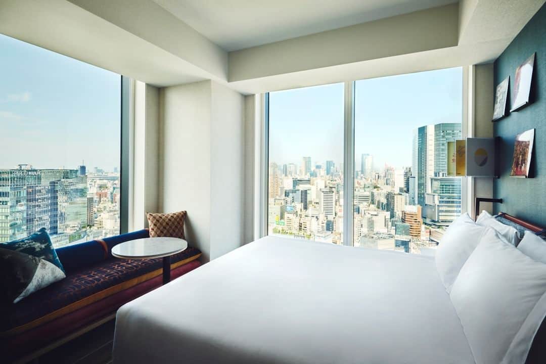 ANAインターコンチネンタルホテル東京さんのインスタグラム写真 - (ANAインターコンチネンタルホテル東京Instagram)「8月29日、ホテルインディゴの日本で4軒目となるホテルインディゴ東京渋谷が開業しました。  ホテルインディゴ 東京渋谷のネイバーフッドストーリーは、「個性と色が混在し変化するジャングルシティ」。多種多様でカラフルな生命体が育つジャングルのように、時代の流れとともに変化し続け、進化していきます。渋谷の音楽、アート、ファッションカルチャーにインスピレーションを受けたデザインで、客室ごとに異なるレコードが置かれ、12階のレセプションエリアにはファッションをテーマにしたアート作品が至る所に飾られています。晴れた日の客室からは富士山や東京スカイツリーなどのパノラマビューを臨む最高のロケーションです。  すぐ近くの渋谷スクランブル交差点に向かう前に、3階のカフェ「Shibrewya（しぶるや）」で、淹れたてのオリジナルスペシャルティコーヒーとハチ公の形をしたインスタ映えするワッフルをどうぞ。渋谷の街を眺望する屋外テラス付きのレストラン「Gallery 11（ギャラリーイレブン）」のお食事も是非お楽しみください。  ホテルインディゴ東京渋谷の詳細、ご予約はこちらから： https://bit.ly/3PfV8qm  We are very excited that Japan’s fourth Hotel Indigo opened its doors in Tokyo’s vibrant and world-famous Shibuya district on 29 August.  Drawing inspiration from its colourful and dynamic neighbourhood story, ‘Kaleidosopic Urban Jungle’, Hotel Indigo Tokyo Shibuya pays homage to Shibuya’s music, arts and fashion culture with a unique selection of vinyl records in each guestroom and fashion-led artwork throughout the 12th-floor reception area - which also offers sensational views of Tokyo Skytree and Mount Fuji on a clear day.   Before stepping out onto Tokyo’s famed Shibuya Scramble Crossing, guests can drop into neighbourhood café ‘Shibrewya’ for a coffee and Instagrammable waffles in the shape of Shibuya’s beloved dog Hachiko or have a bite to eat at restaurant, Gallery 11.   For more information or to book your stay at Hotel Indigo Tokyo Shibuya, please visit this link: https://bit.ly/3L0geXn  #anIHGhotel #hotelindigo #hotelindigotokyoshibuya #newhotelopening #newhotels2023 #japan」8月29日 20時30分 - anaintercontinentaltokyo