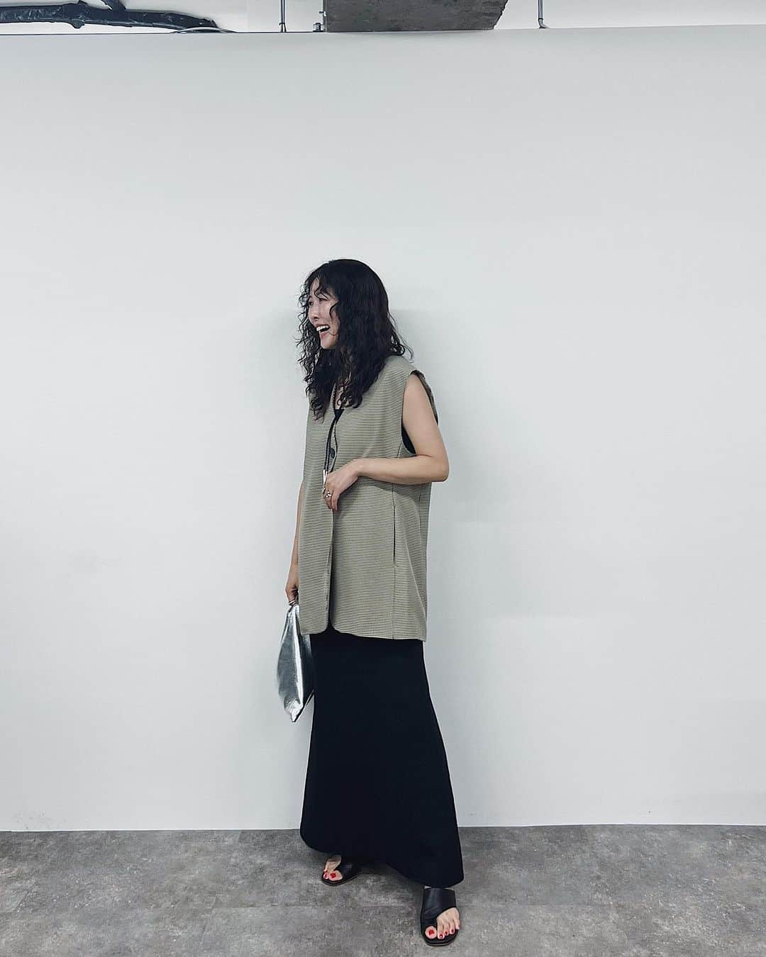 のインスタグラム：「@meri.onlinestoreのインスタライブ、リアタイ参加の方、有難うございました✨🙏🙏 あっという間の1時間ちょいでした！ アーカイブも残っているので、お時間合う時に是非🎥 全ての質問に答えることができなかったのが心残り。。🙏  今日のリアルコーデはこちらでした。秋の新作のチェックジレにリネンのナロースカートでした🙆‍♀️  #インスタライブ  #meri #ミリコのミリ活  #ジレコーデ #40代コーデ #コーディネート #coordinate #パーソナルスタイリスト」