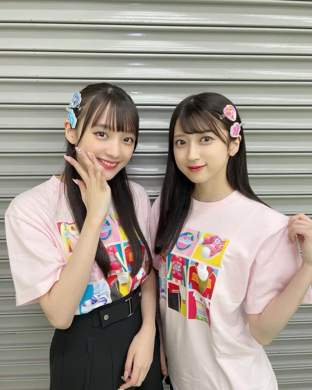 のインスタグラム：「.  ラブandベリーのTシャツ着ました〜！🥰  ラブとベリーのヘアピンもつけました🩷💙  本当に可愛すぎます⏰👕👟👖🍎    2人でたくさん着てます🎶  #オシャレ魔女ラブandベリー #ラブベリ #Tシャツ #ocha_norma #斉藤円香#田代すみれ」