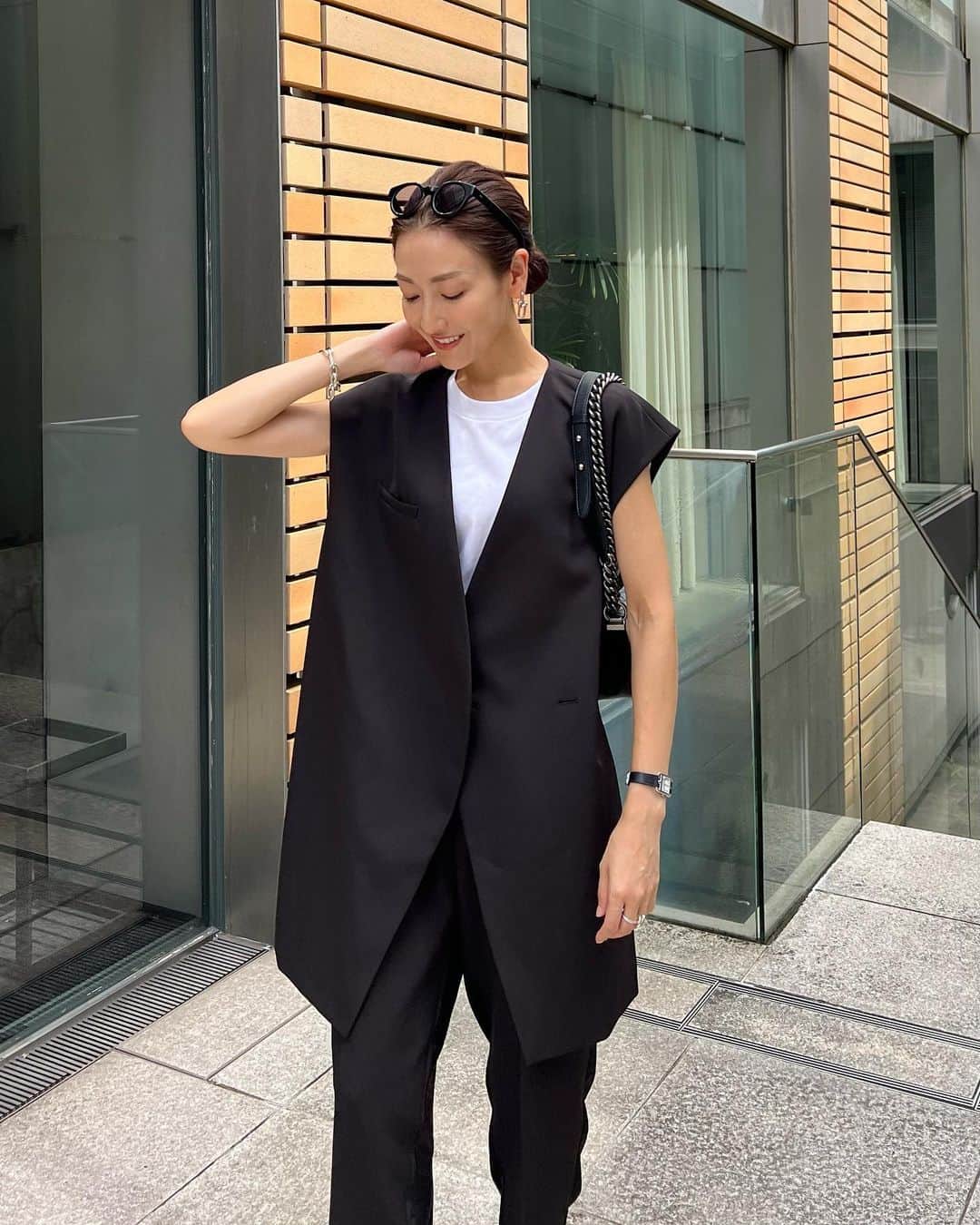 金子麻貴のインスタグラム：「ハンサム系のセットアップも好き🤍  ジレとパンツはバックスタイルの生地が切り替えられていてさりげないオシャレ感✨  ベルトループにも @amerivintage のAMのマークがひっそり👌  この日はベルトがしたくてベストはシンプルに着ちゃったけどセットのブローチもついてる🩷  インナーはあえて少しカジュアル目のノースリを合わせて。  #fashionstyle#outfit#amerivintage#chanel#アメリ#アメリヴィンテージ#ベスト#セットアップ#モノトーンコーデ#シンプルコーデ#ママコーデ#秋コーデ#夏コーデ#コーデ記録」