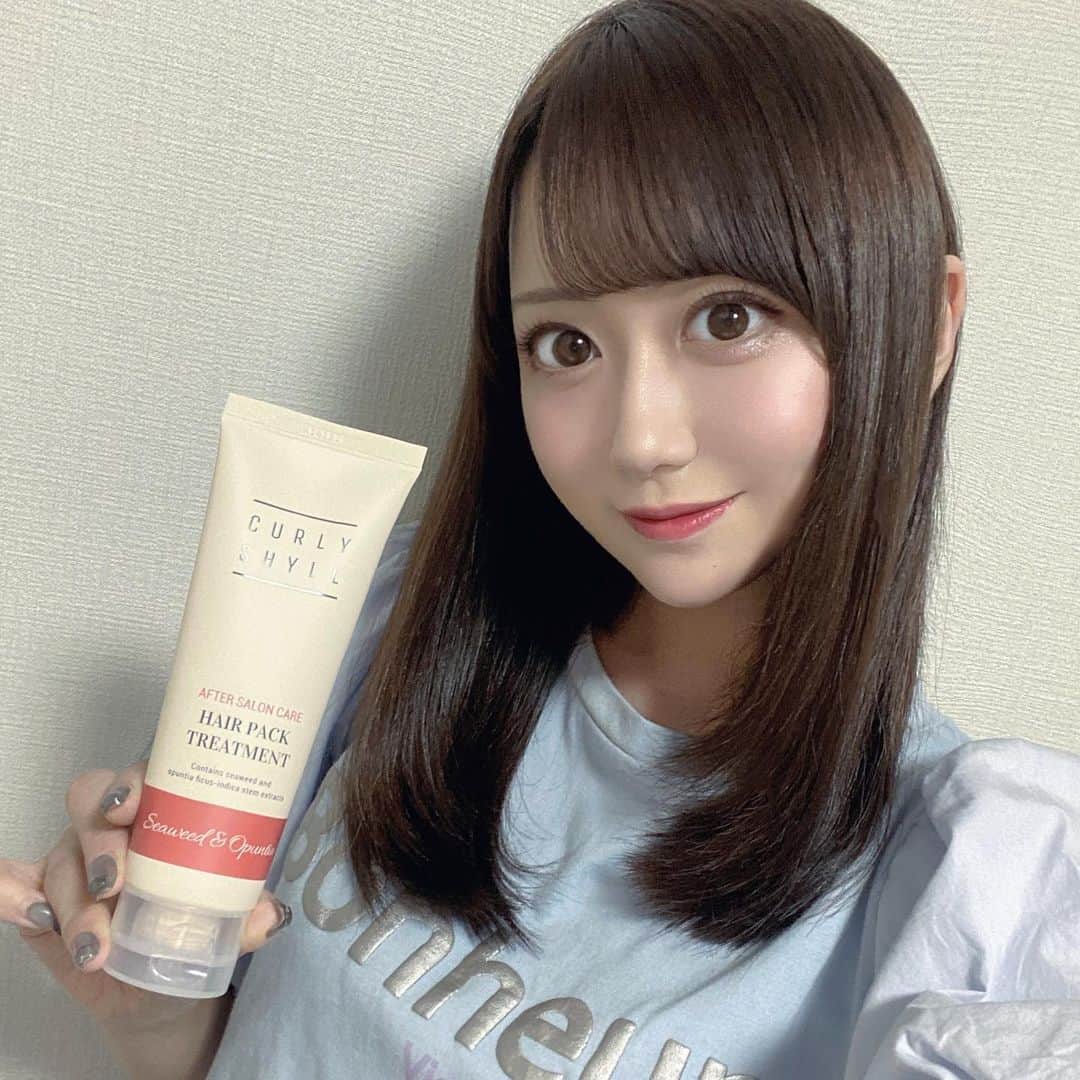 のインスタグラム：「Hair care💇‍♀️🧴💘  CURLYSHYLLの シャンプー＆トリートメントをgetしました🫶  KPOPアイドルや有名サロン愛用のトップヘアケアブランドで まだ8月に日本上陸したばかり🇯🇵✈️  ダメージヘア用だから、 美容室帰りみたいにサラサラになるよ🥰  美容の中でもヘアケアは一番大事! モテ髪目指そう〜〜\♡︎/  @curlyshyll_official  @curlyshyll_jp   #カーリーシール  #curlyshyll #ヘアケア  #韓国ヘアブランド  #サロンシャンプー #サロン専売品  #カーリーシールCOC #커리쉴coc #pr」