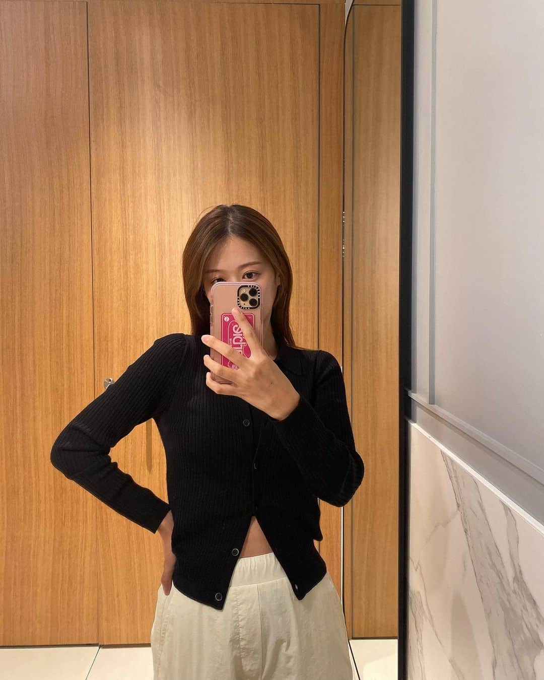 のインスタグラム：「comfy ✈️🖤 いつかのフライトコーデ  最近のフライトファッションは 着心地の良さはもちろん、 機内は暑かったり、寒かったりするので 必ず着脱できる格好 且つ、子連れなので動ける格好になりがち。  outfit details: top @uniqlo  bottom @reedit_official  bag @longchamp  shoes @tawntoe_official」