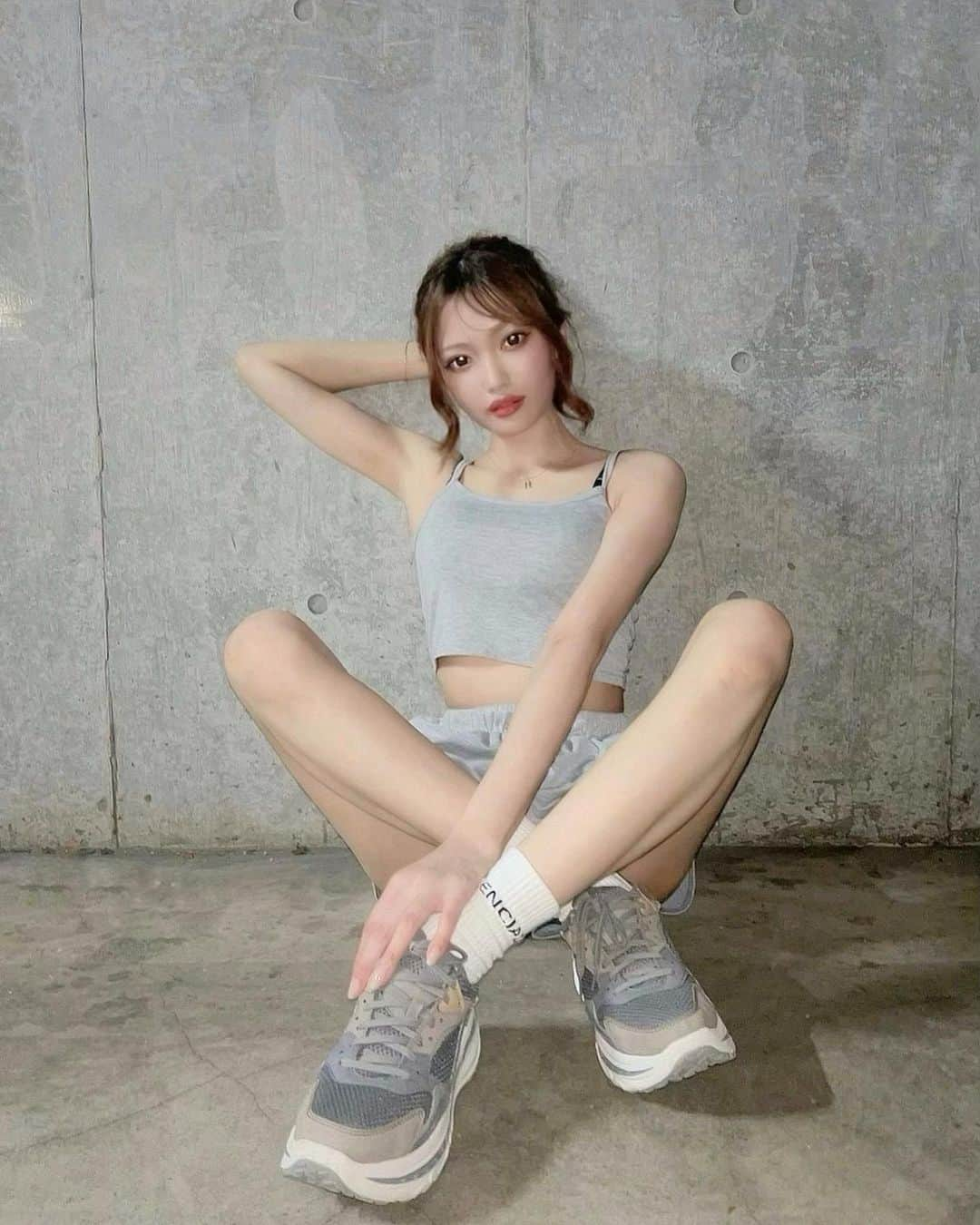 中原鈴奈さんのインスタグラム写真 - (中原鈴奈Instagram)「gray👽🩶  ・ ・ ・ #fashion #ootd #outfit #gray#ugg  #ラフコーデ #キャミソール #グレー #スニーカーコーデ #패션#뷰티 #좋아요  #instagood#instalike#like4likes#followｍe」8月29日 20時46分 - rinrin1228_