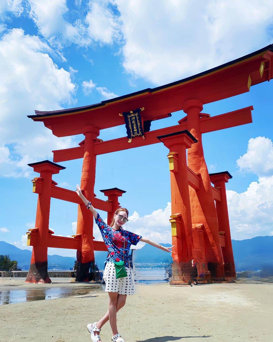 桜ゆみのインスタグラム：「🌸参拝日和🌸 ずっといってみたかった厳島神社☺️⛩️✨  私が行った日は満潮は早朝と夜だけで🥲 お昼に干潮だったからそれに合わせて行ったよん✨  人だらけで🤣写真どころじゃなかったんだけど、 家族で来てた方の写真撮ってあげたら娘さんが撮ってくれた🤣🌼 最近の子供達は写真上手なんだなぁってびっくり🙈💞  移動多くて疲れるの分かってたから、 Tシャツにジャージで失礼しました🙇‍♀️  今度は満潮の時にいきたい🐰💕  ずっと神社とかあまり関心なく生きてきたのに、 最近は惹かれることが増えてきて☺️✨ それもこれも玉置神社からスタートしたんだけど 新たな転機になるといいな👶💕  . #厳島神社 #宮島観光」