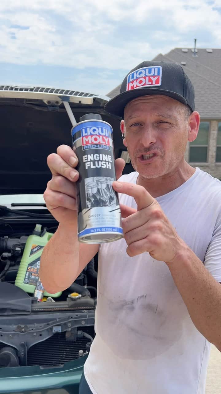 スティーブのインスタグラム：「My son is commuting to dental school in his Lexus daily and I wanted to make sure his car was in good shape so I turned to #liquimoly for everything I need to keep his car running good. Engine flush, Oil, mos2, brake fluid, valve clean, Jectron and windshield concentrate too. Thanks to the liquimoly line up of products the Kid should be good to go for a while now. あっちゃんの車の整備時間になった。もちろんリキモリしか入れてないです。調子の良いレクサスになる！あっちゃんもレクサスも頑張れ👍」