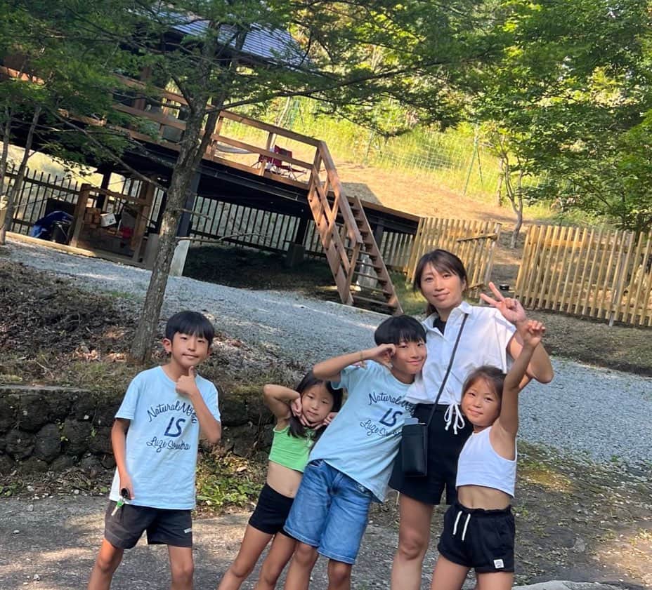 岡部将和さんのインスタグラム写真 - (岡部将和Instagram)「再び家族に会うことができました❤️😭 えっ、当たり前じゃん。と思うかもしれませんが 我が家は明日が当たり前にあると思える環境で生きてません  そのおかげで幸せの感度が高いです  子供たちは 誰かに会う時も、どこかに行く時も 「これが最後かもしれない」 と口にし別れを惜しみます  また今度！ でそれが最後で一生会えない事も また今度やろう！ で一生次なんて無い事も 良く理解しています  今を大切に」8月29日 20時43分 - dribble_designer