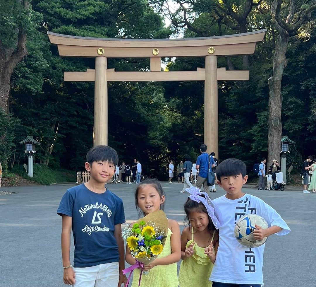 岡部将和さんのインスタグラム写真 - (岡部将和Instagram)「再び家族に会うことができました❤️😭 えっ、当たり前じゃん。と思うかもしれませんが 我が家は明日が当たり前にあると思える環境で生きてません  そのおかげで幸せの感度が高いです  子供たちは 誰かに会う時も、どこかに行く時も 「これが最後かもしれない」 と口にし別れを惜しみます  また今度！ でそれが最後で一生会えない事も また今度やろう！ で一生次なんて無い事も 良く理解しています  今を大切に」8月29日 20時43分 - dribble_designer